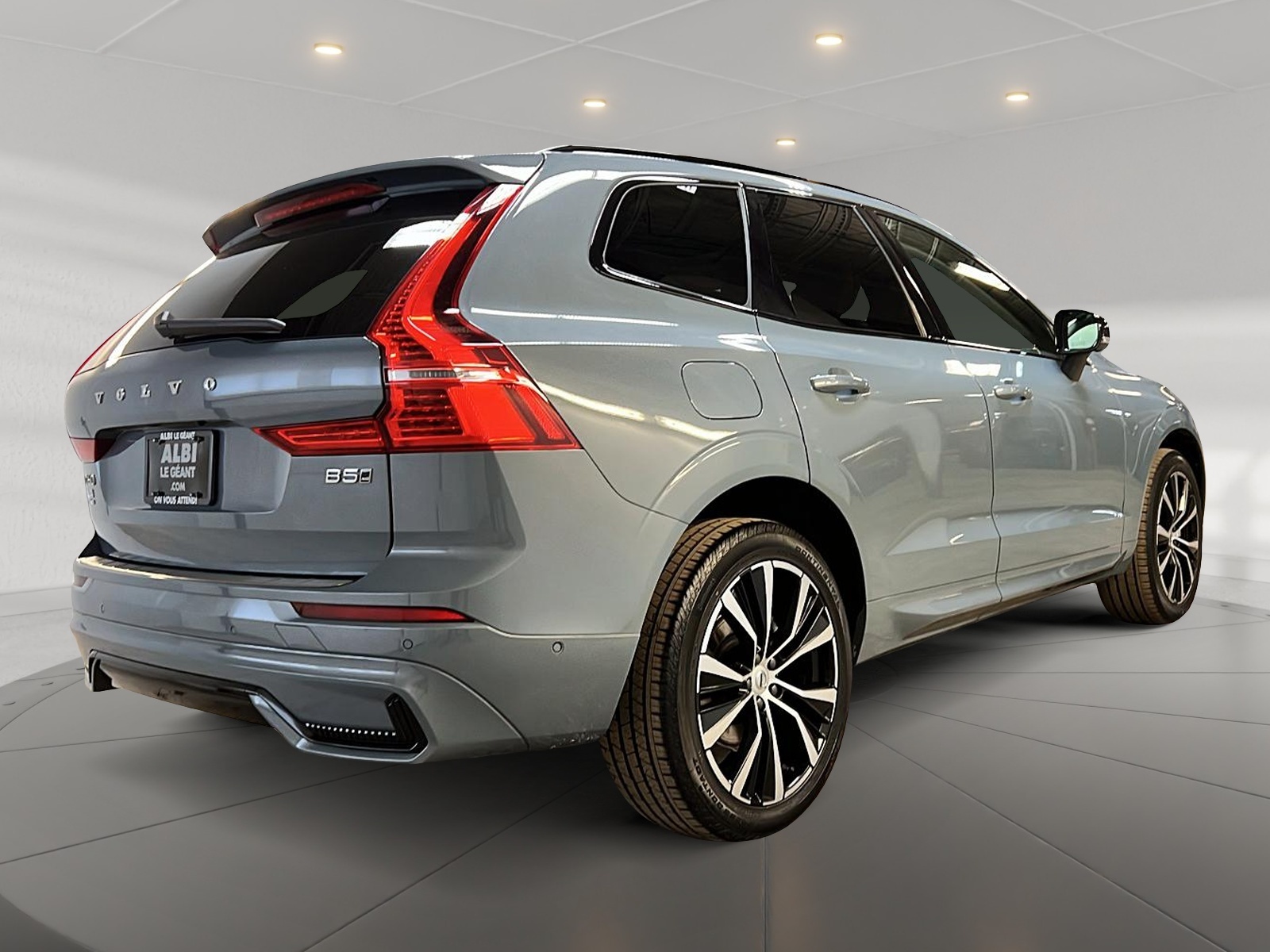 Volvo XC60 B5 PLUS DARK CUIR TOIT PANO NAV 4RM 2024 - image #4
