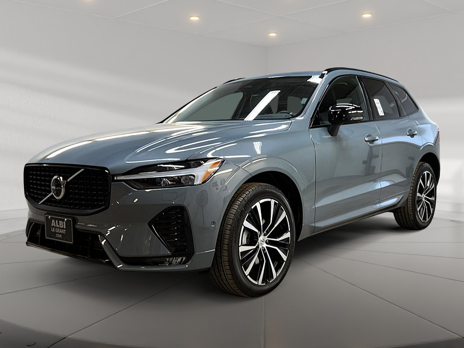 Volvo XC60 B5 PLUS DARK CUIR TOIT PANO NAV 4RM 2024 - image #1