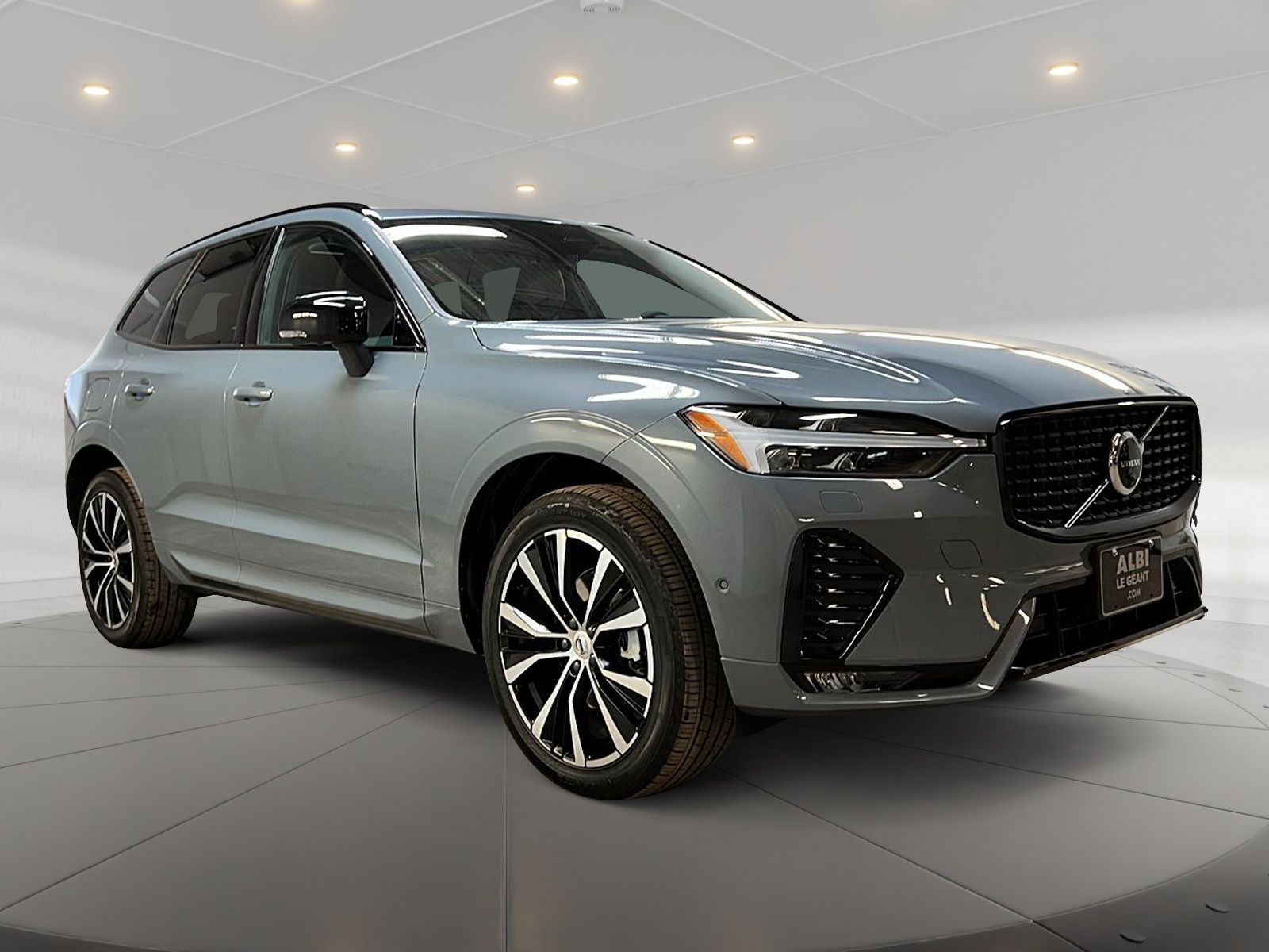 Volvo XC60 B5 PLUS DARK CUIR TOIT PANO NAV 4RM 2024 - image #3
