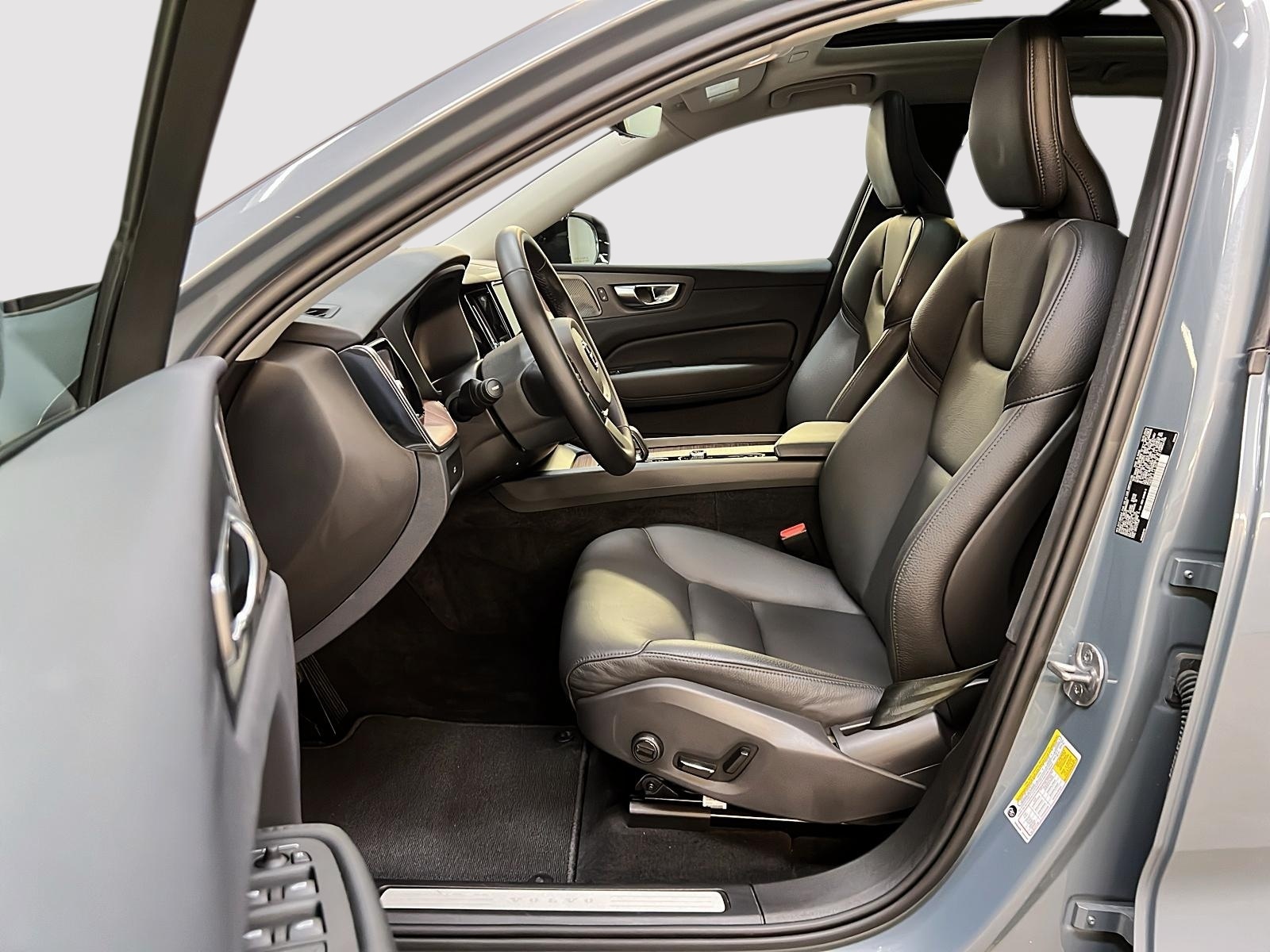 Volvo XC60 B5 PLUS DARK CUIR TOIT PANO NAV 4RM 2024 - image #7
