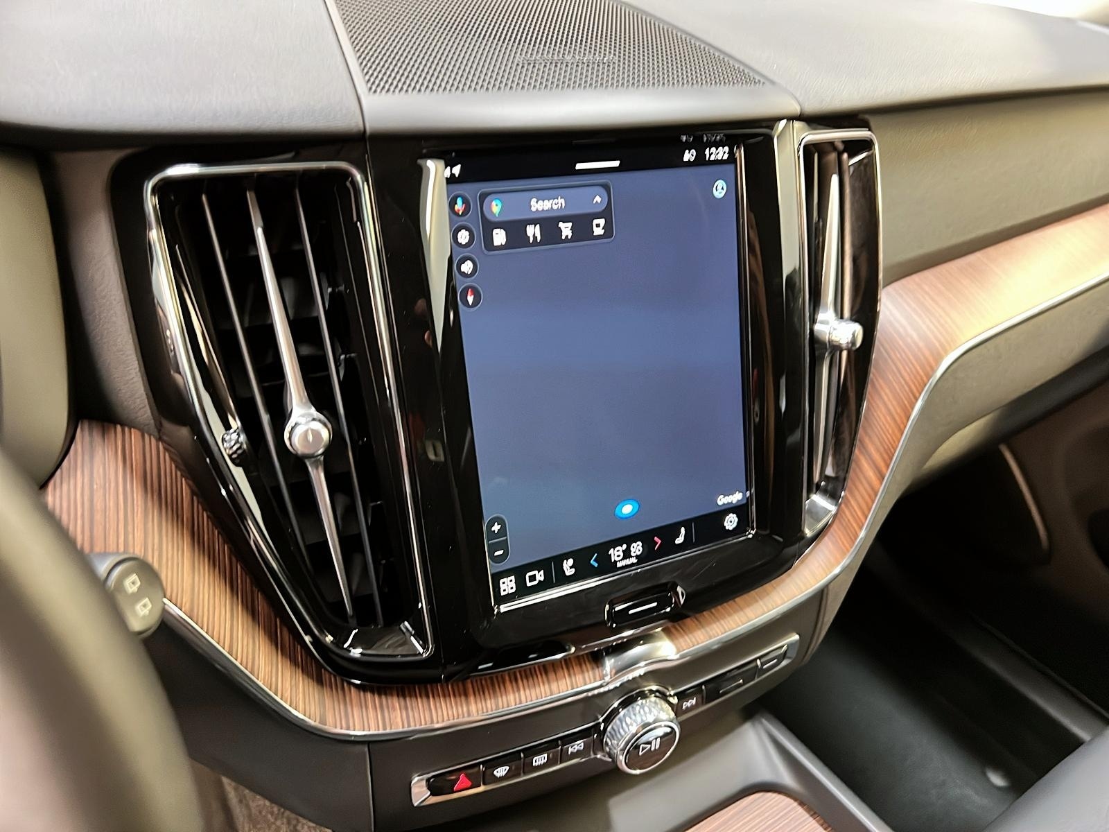 Volvo XC60 B5 PLUS DARK CUIR TOIT PANO NAV 4RM 2024 - image #20