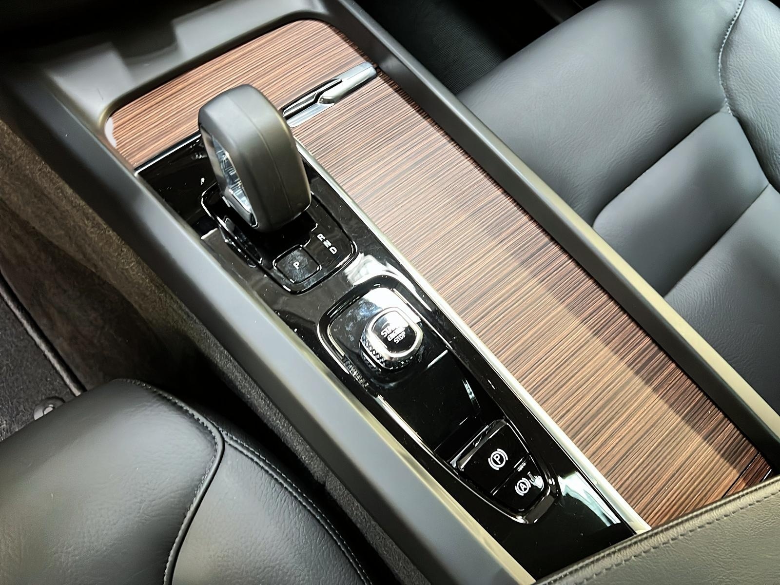 Volvo XC60 B5 PLUS DARK CUIR TOIT PANO NAV 4RM 2024 - image #16