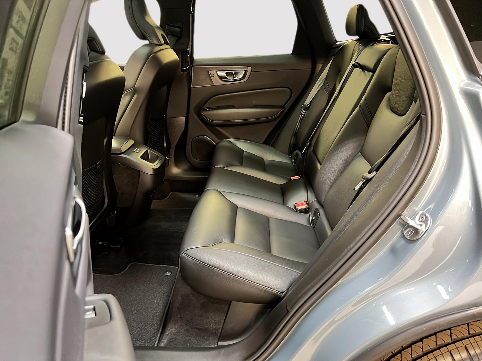 Volvo XC60 B5 PLUS DARK CUIR TOIT PANO NAV 4RM 2024 - image #9