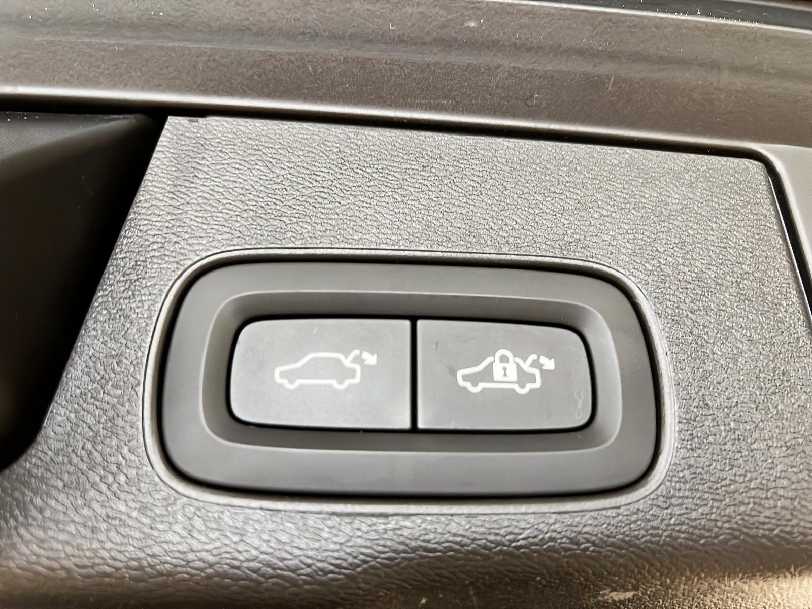 Volvo XC60 B5 PLUS DARK CUIR TOIT PANO NAV 4RM 2024 - image #15