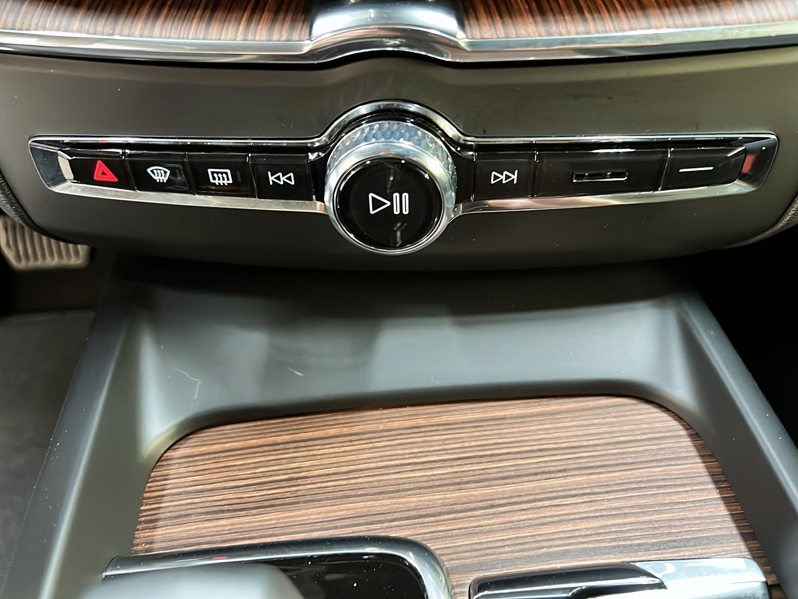 Volvo XC60 B5 PLUS DARK CUIR TOIT PANO NAV 4RM 2024 - image #17