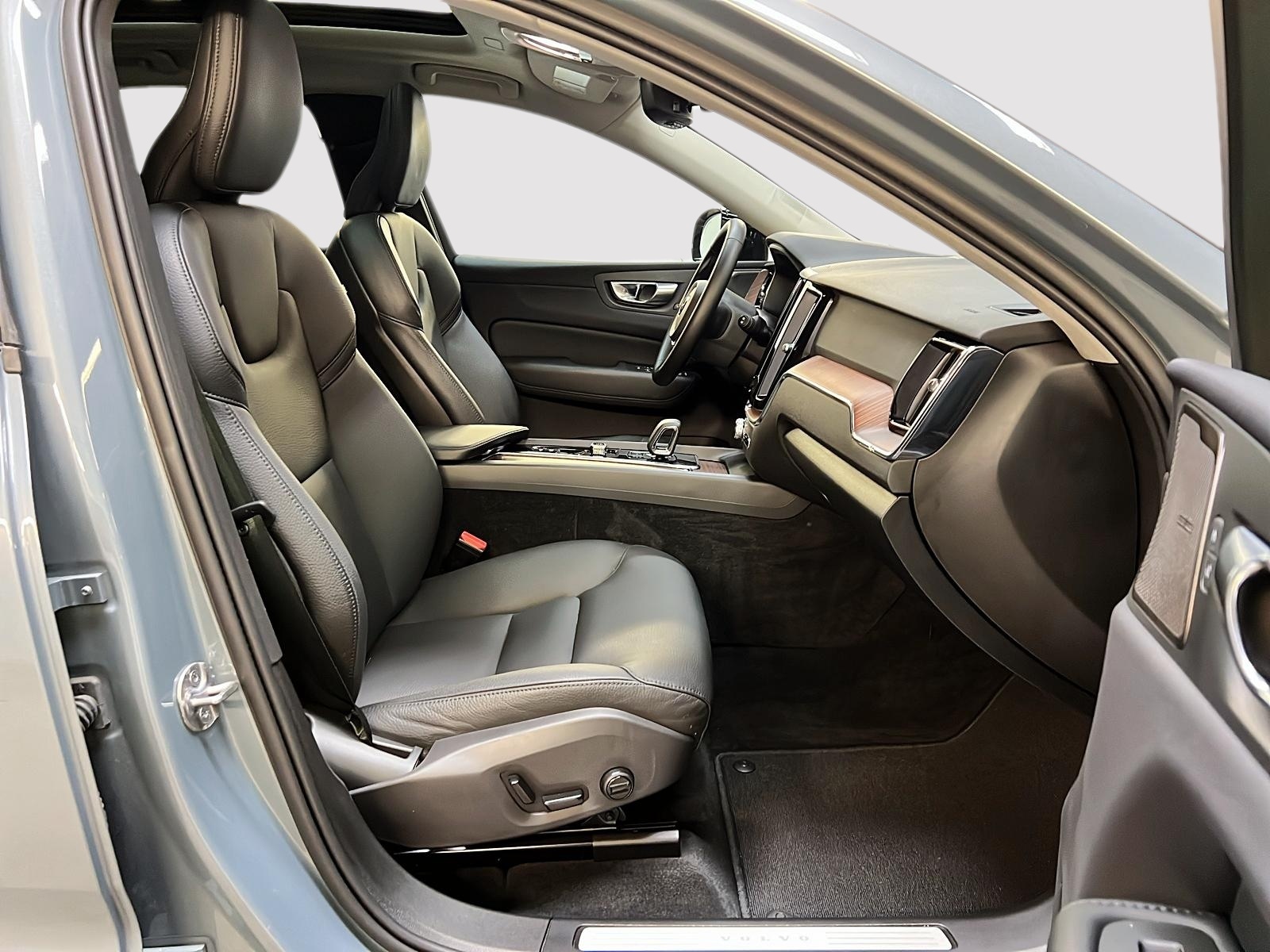 Volvo XC60 B5 PLUS DARK CUIR TOIT PANO NAV 4RM 2024 - image #8