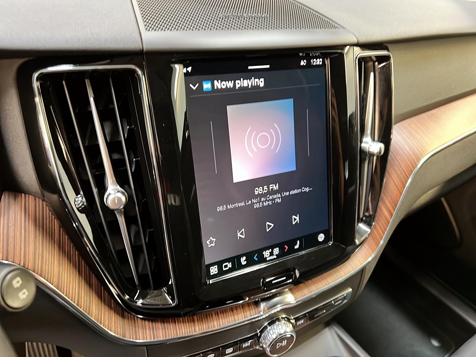 Volvo XC60 B5 PLUS DARK CUIR TOIT PANO NAV 4RM 2024 - image #18