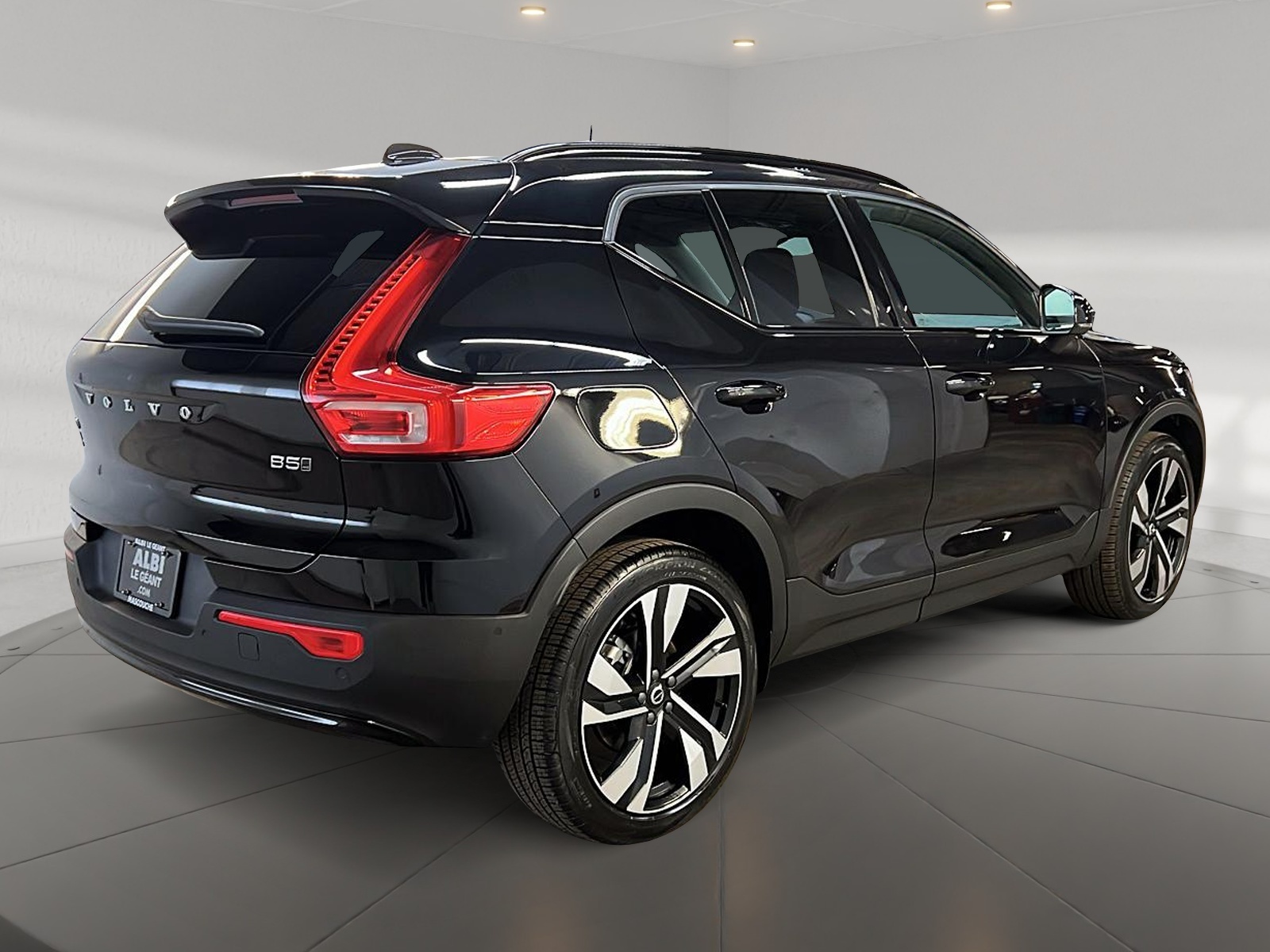 Volvo XC40 B5 PLUS CUIR TOIT PANO NAV 4RM 2025 - image #4