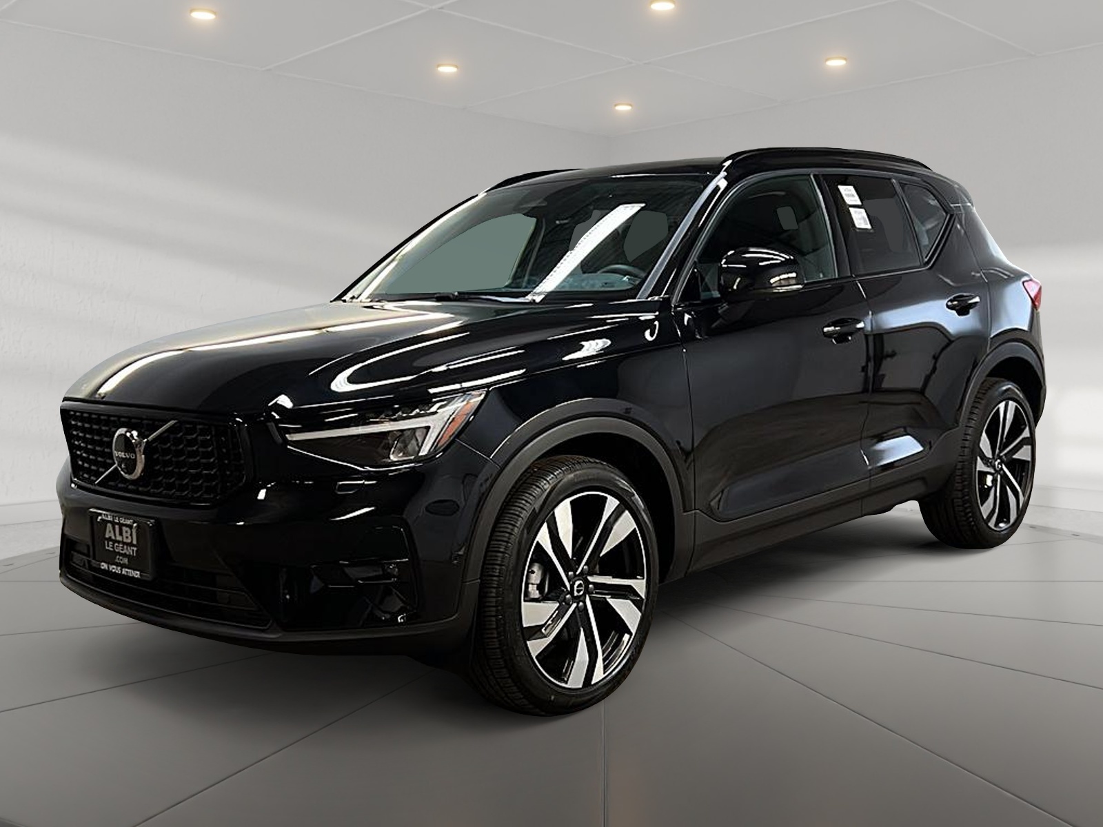 Volvo XC40 B5 PLUS CUIR TOIT PANO NAV 4RM 2025 - image #1
