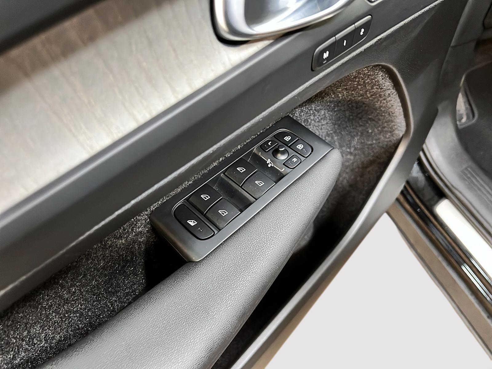 Volvo XC40 B5 PLUS CUIR TOIT PANO NAV 4RM 2025 - image #23