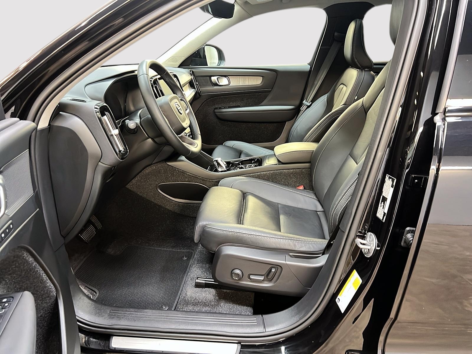 Volvo XC40 B5 PLUS CUIR TOIT PANO NAV 4RM 2025 - image #7