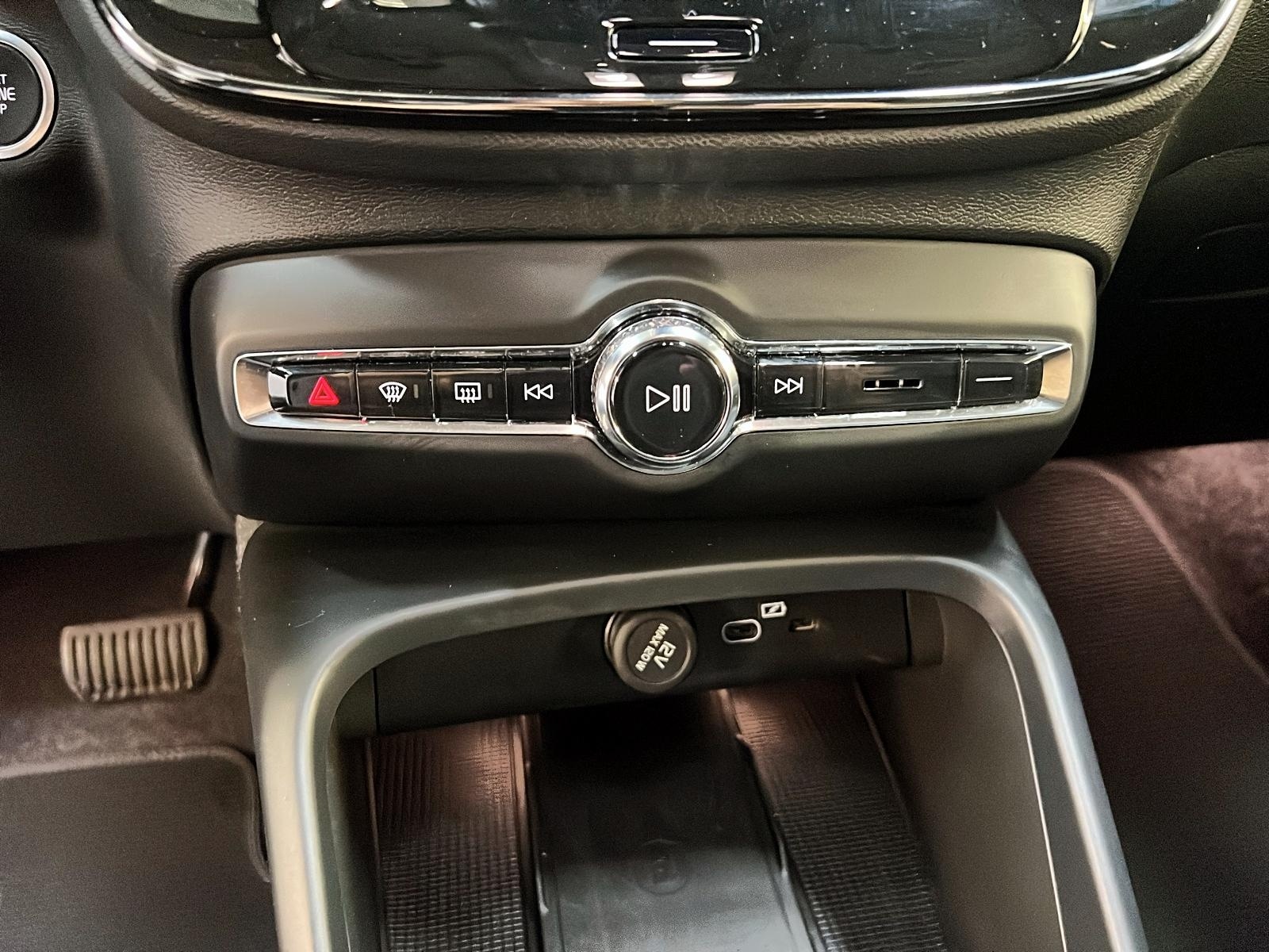 Volvo XC40 B5 PLUS CUIR TOIT PANO NAV 4RM 2025 - image #16