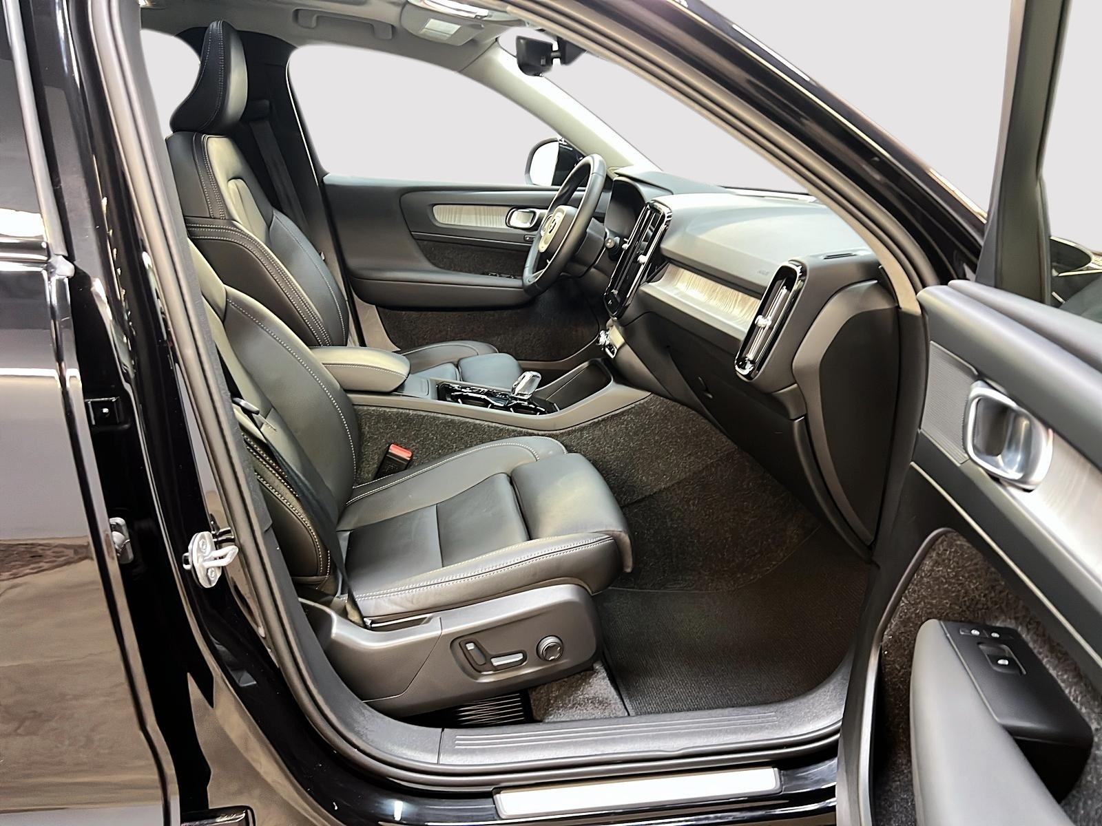 Volvo XC40 B5 PLUS CUIR TOIT PANO NAV 4RM 2025 - image #8