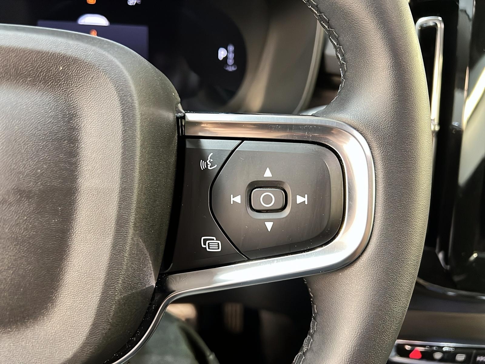 Volvo XC40 B5 PLUS CUIR TOIT PANO NAV 4RM 2025 - image #21