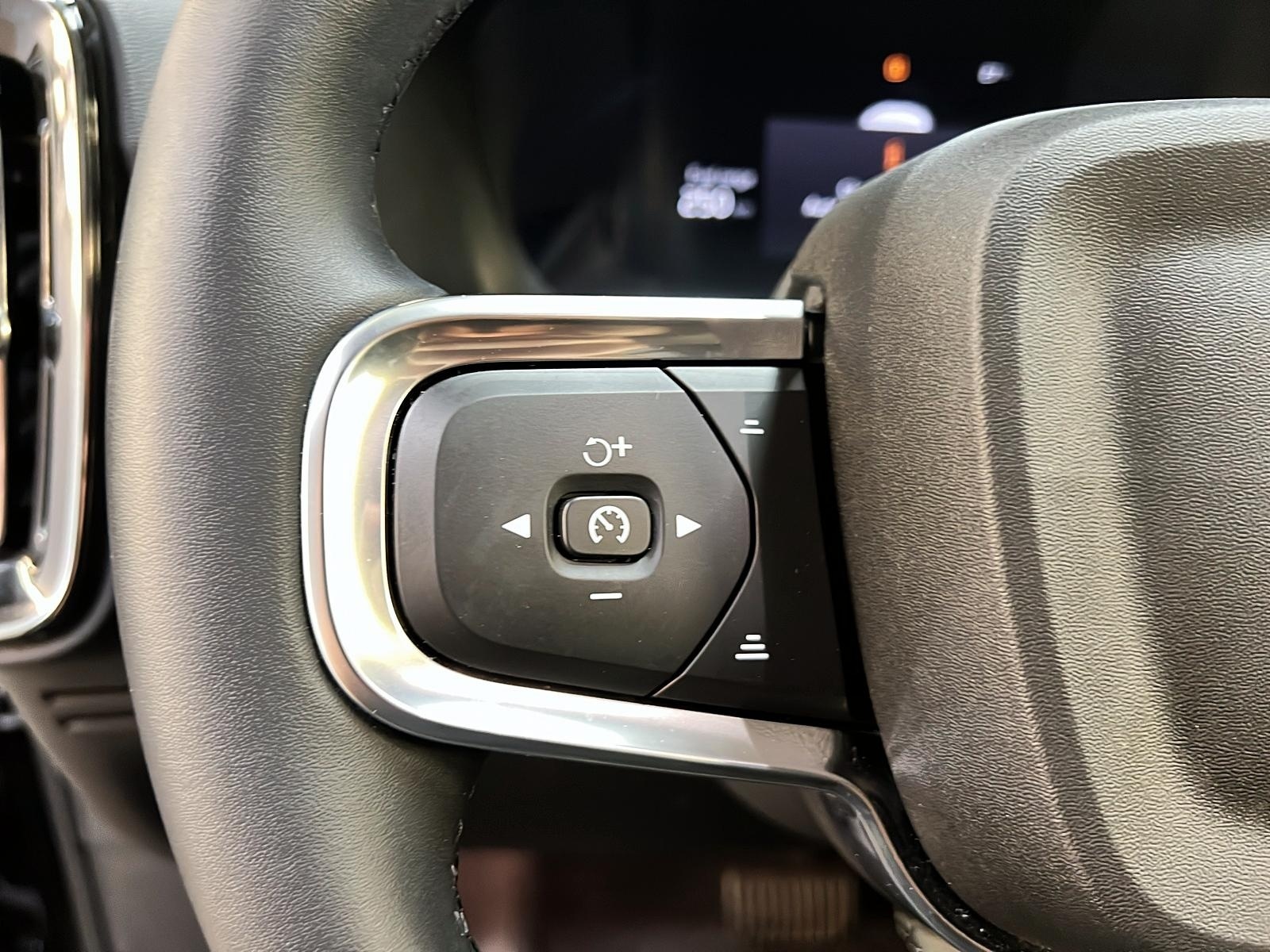 Volvo XC40 B5 PLUS CUIR TOIT PANO NAV 4RM 2025 - image #22