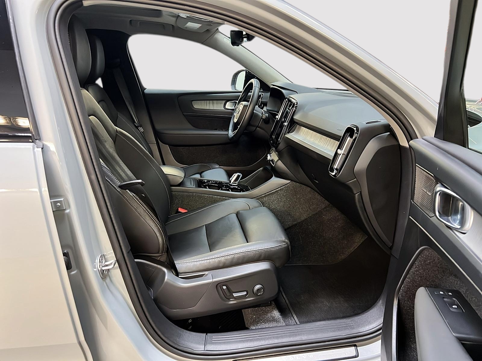 Volvo XC40 B5 PLUS DARK CUIR TOIT PANO NAV 4RM 2025 - image #8