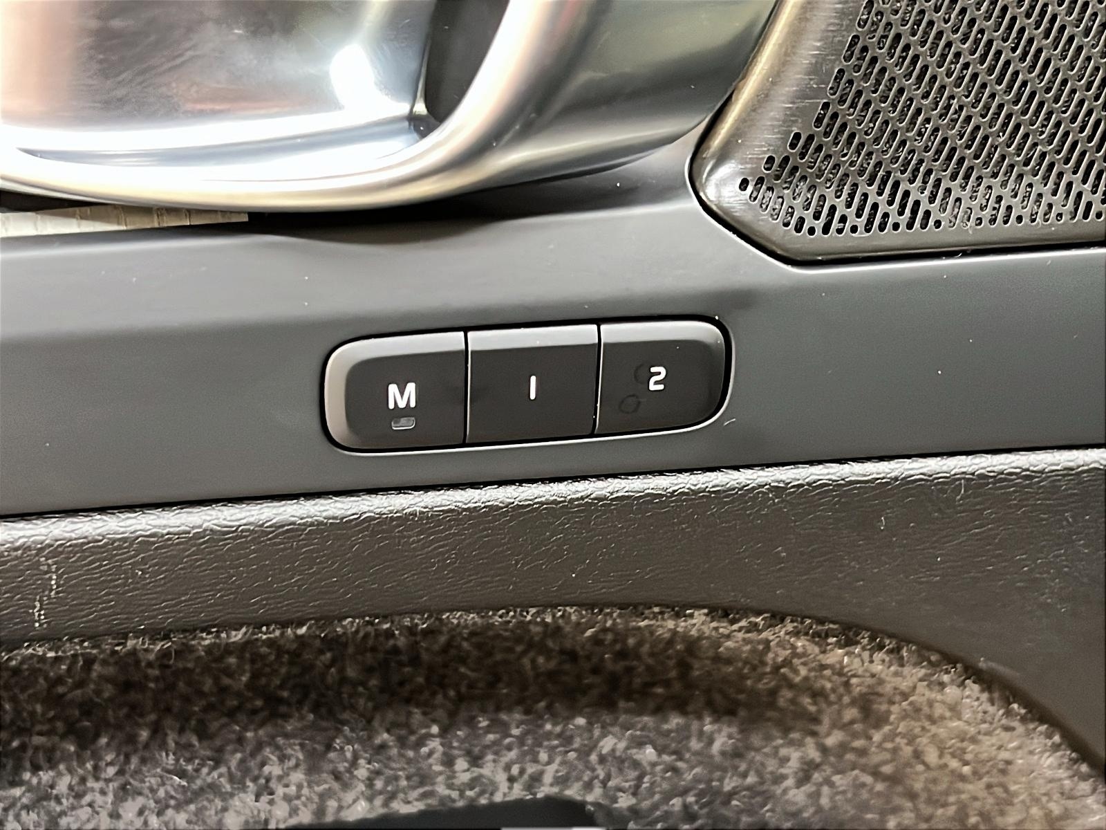 Volvo XC40 B5 PLUS DARK CUIR TOIT PANO NAV 4RM 2025 - image #24