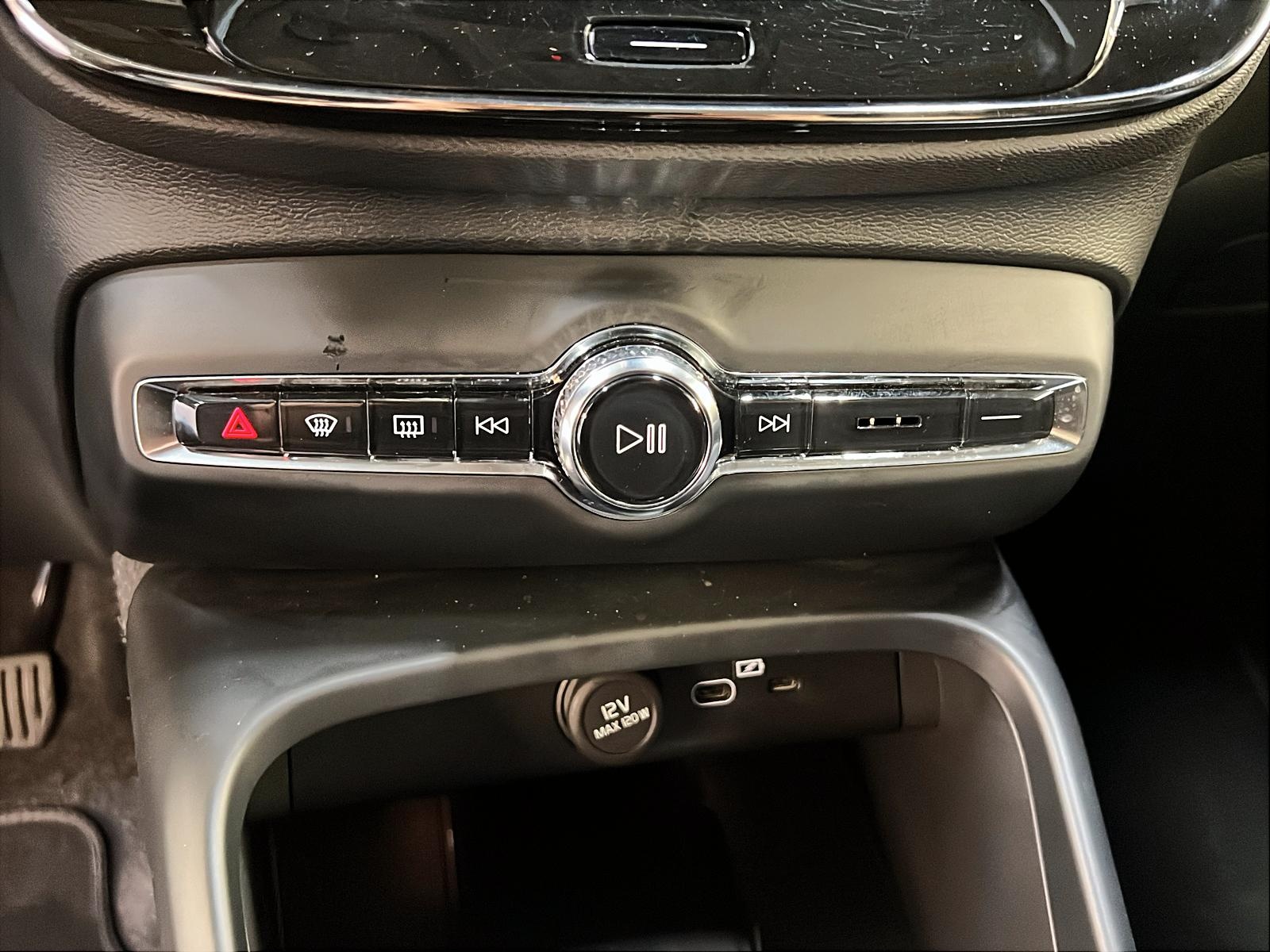 Volvo XC40 2025 - Image #17