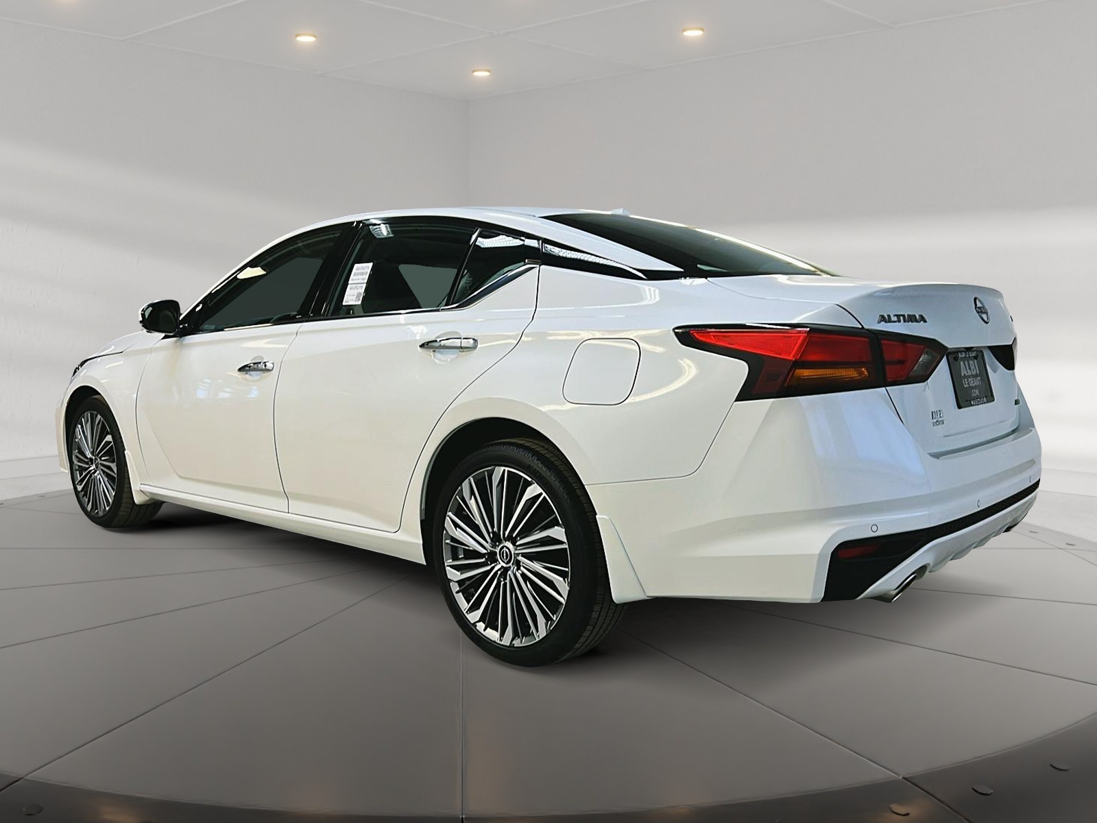 Nissan Altima PLATINUM CUIR TOIT NAV 4RM 2024 - image #6