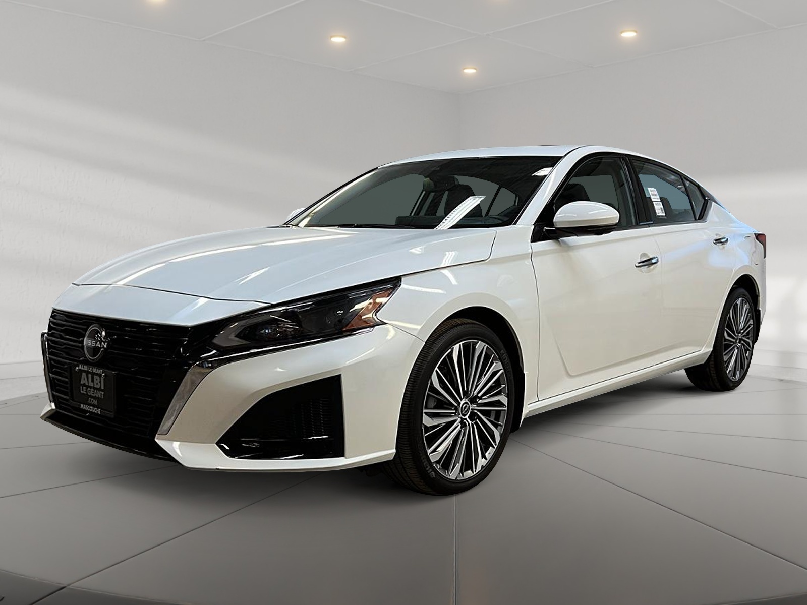 Nissan Altima PLATINUM CUIR TOIT NAV 4RM 2024 - image #1