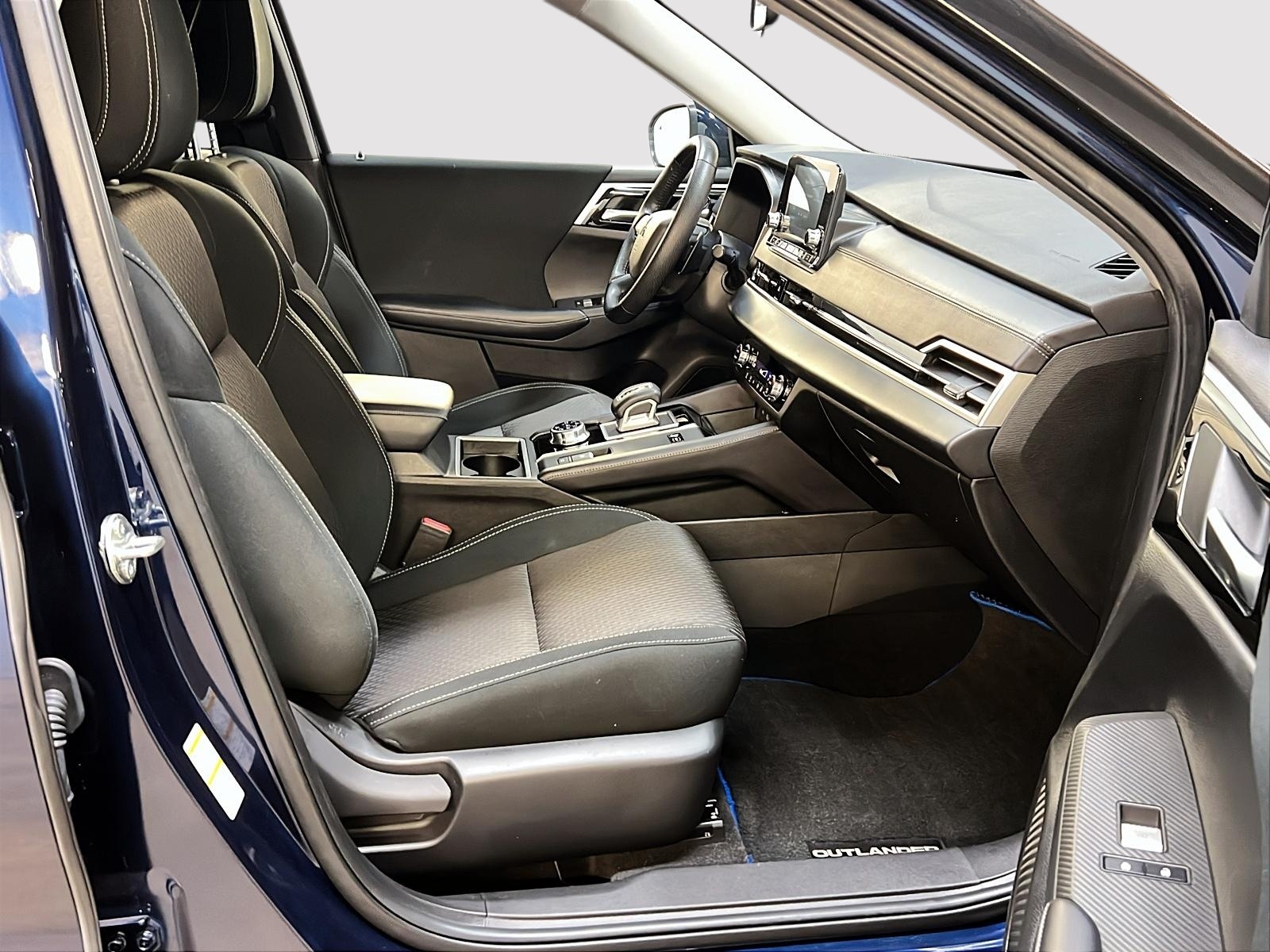 Mitsubishi Outlander ES S PHEV 4RM 2023 - image #8