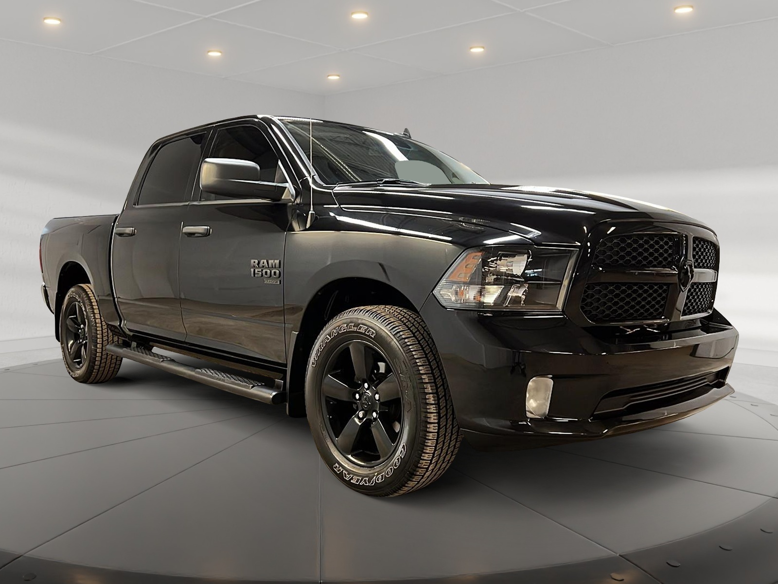 RAM 1500 Classic EXPRESS NIGHT CREW CAB 4X4 2023 - image #3