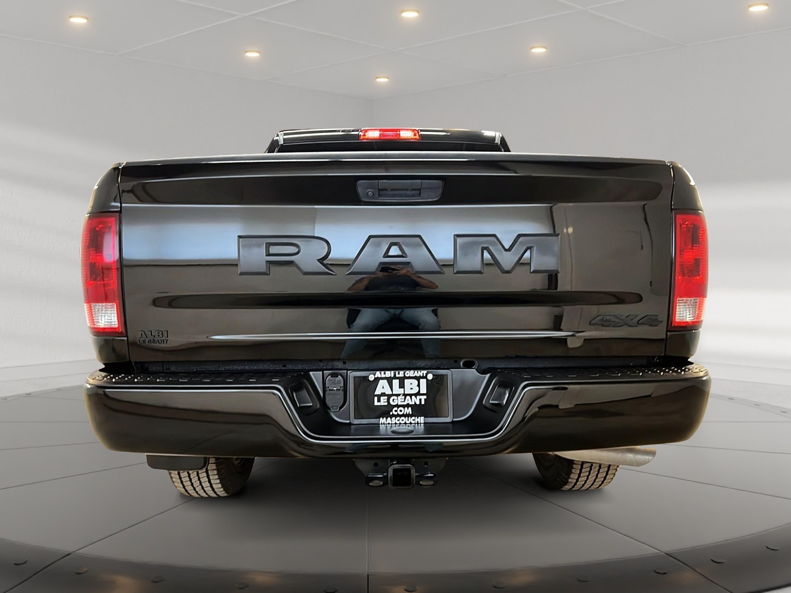 RAM 1500 Classic EXPRESS NIGHT CREW CAB 4X4 2023 - image #5