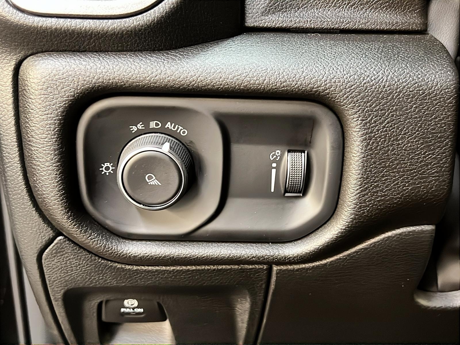 RAM 1500 SXT 5.7 HEMI eTORQUE CREW CAB 4X4 2024 - image #19
