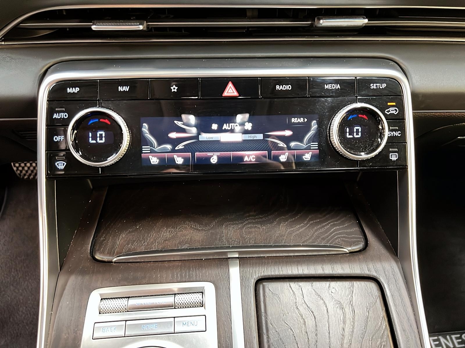 Genesis GV80 PRESTIGE 3.5T CUIR TOIT PANO NAV 4RM 2022 - image #18