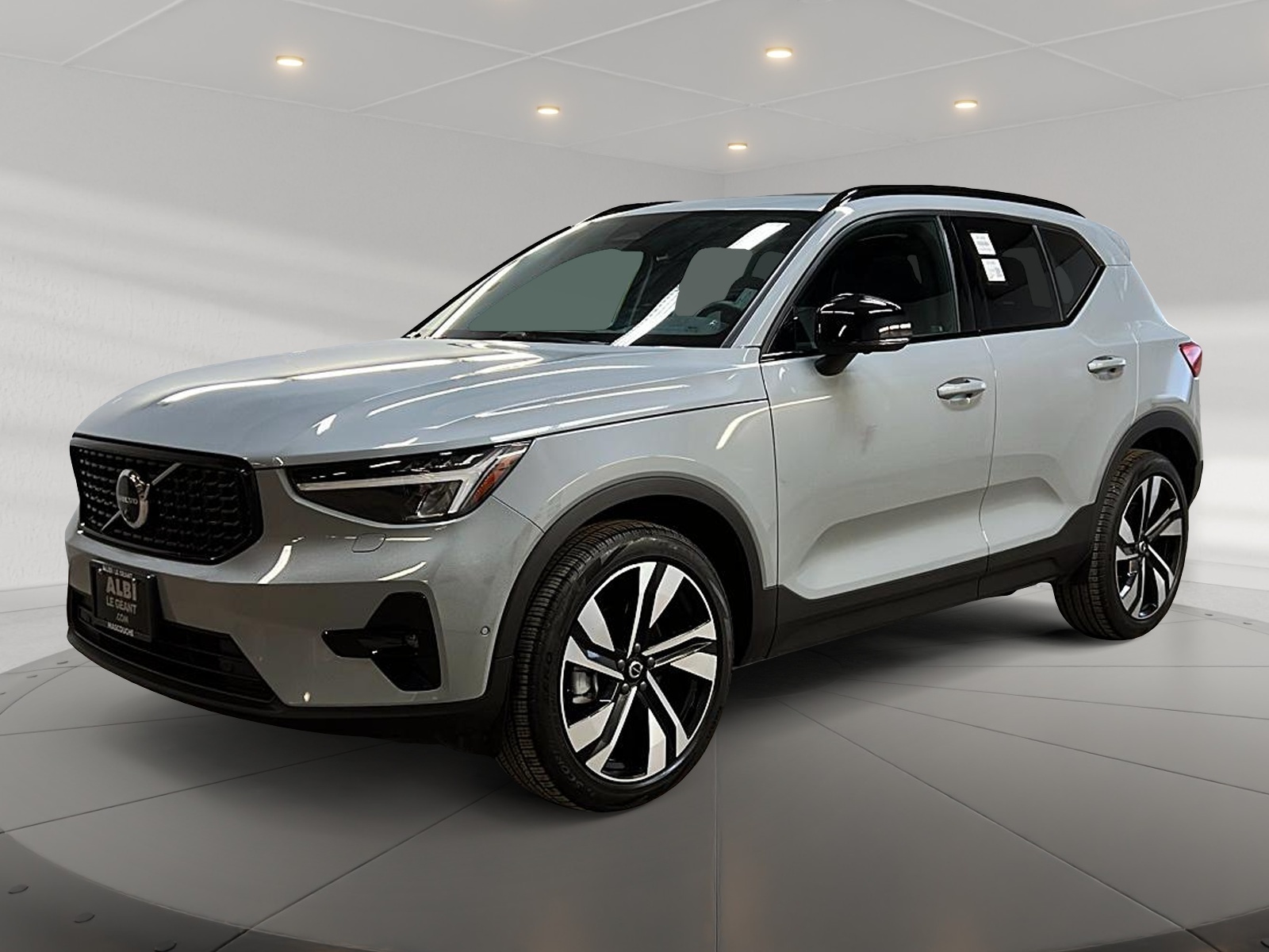 Volvo XC40 B5 PLUS CUIR TOIT PANO NAV 4R, 2025 - image #1