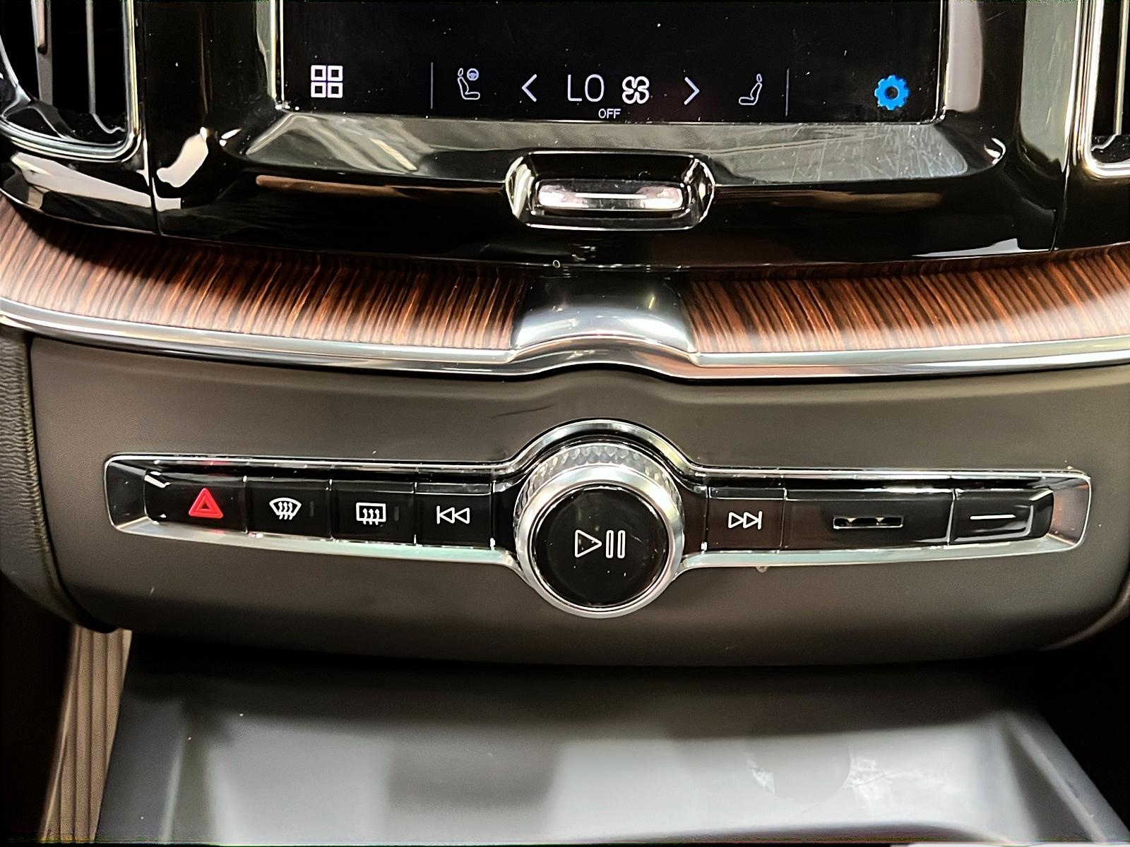 Volvo XC60 T8 RECHARGE PLUS CUIR TOIT PANO NAV 4RM 2024 - image #18