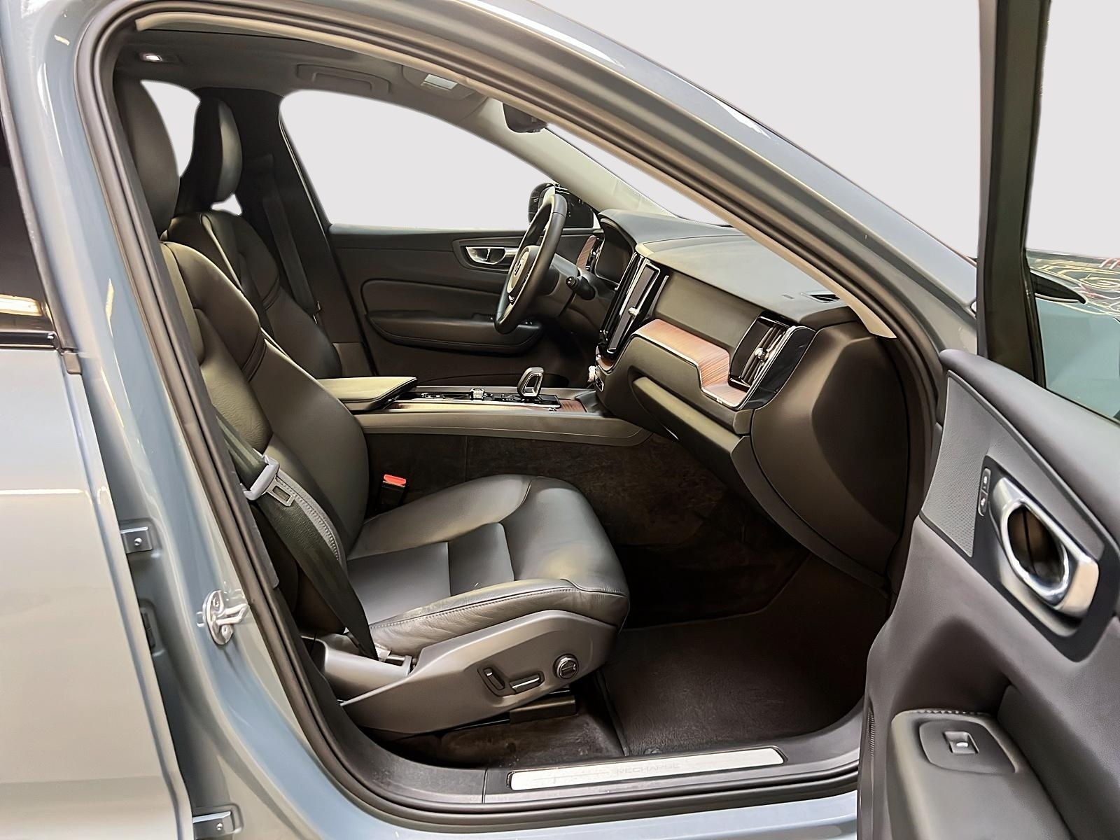 Volvo XC60 T8 RECHARGE PLUS CUIR TOIT PANO NAV 4RM 2024 - image #8