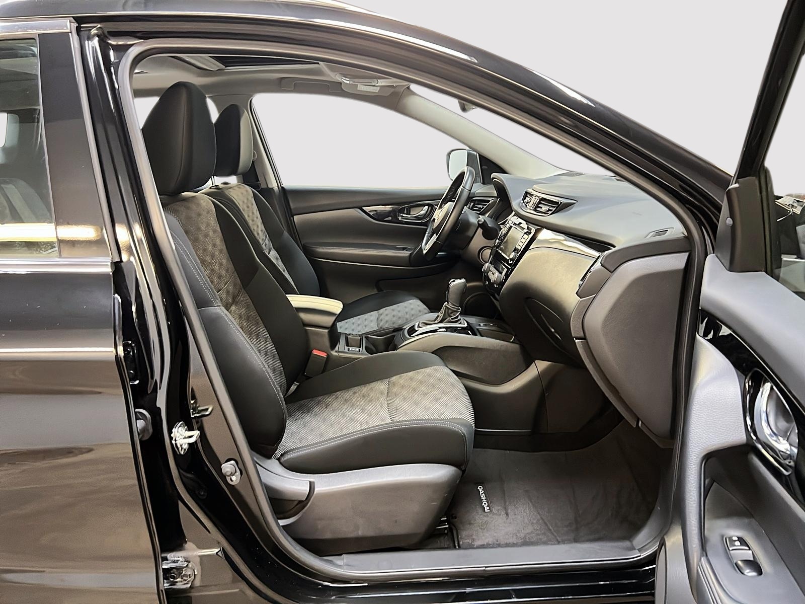 Nissan Qashqai SV TOIT 4RM 2023 - image #8