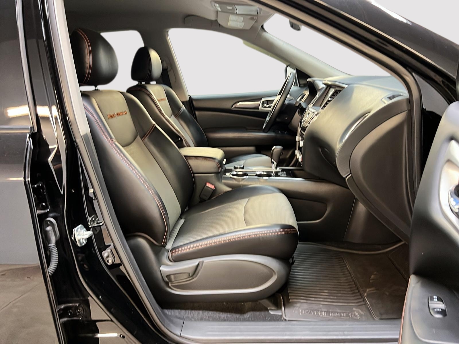 Nissan Pathfinder SV ROCK CREEK NAV 4RM 2020 - image #8