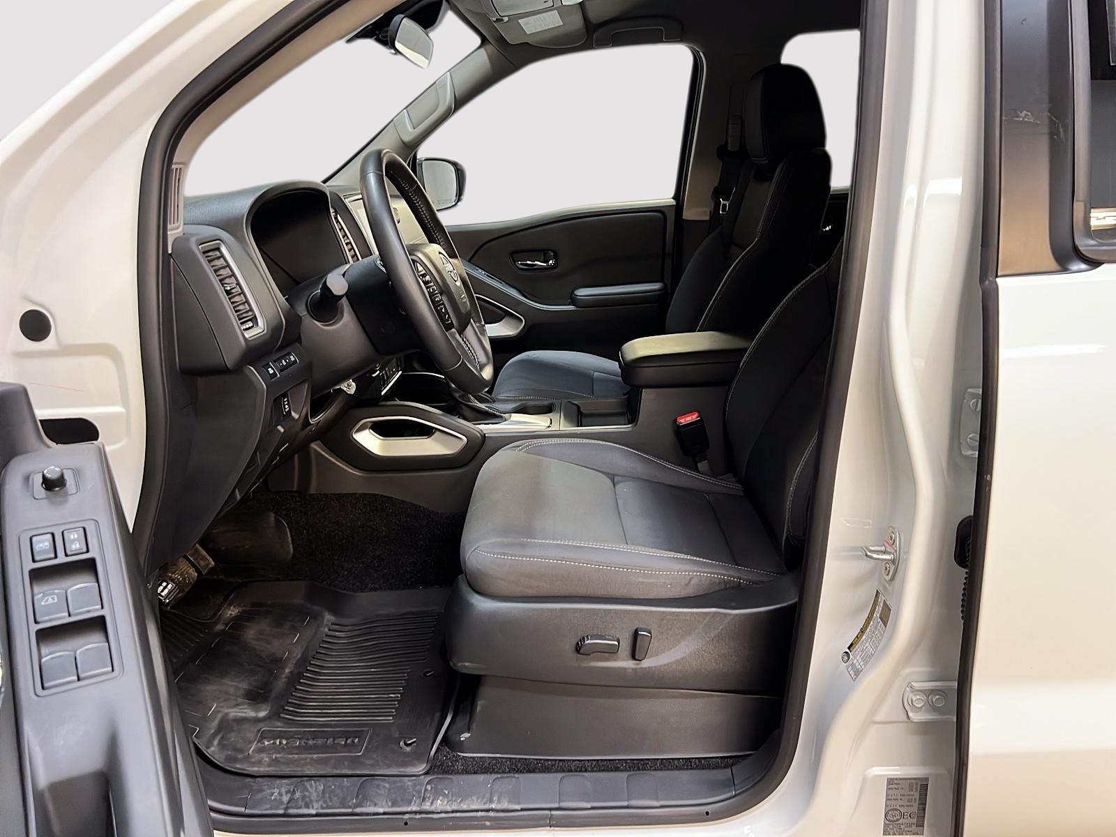 Nissan Frontier SV CREW CAB 4X4 2024 - image #7