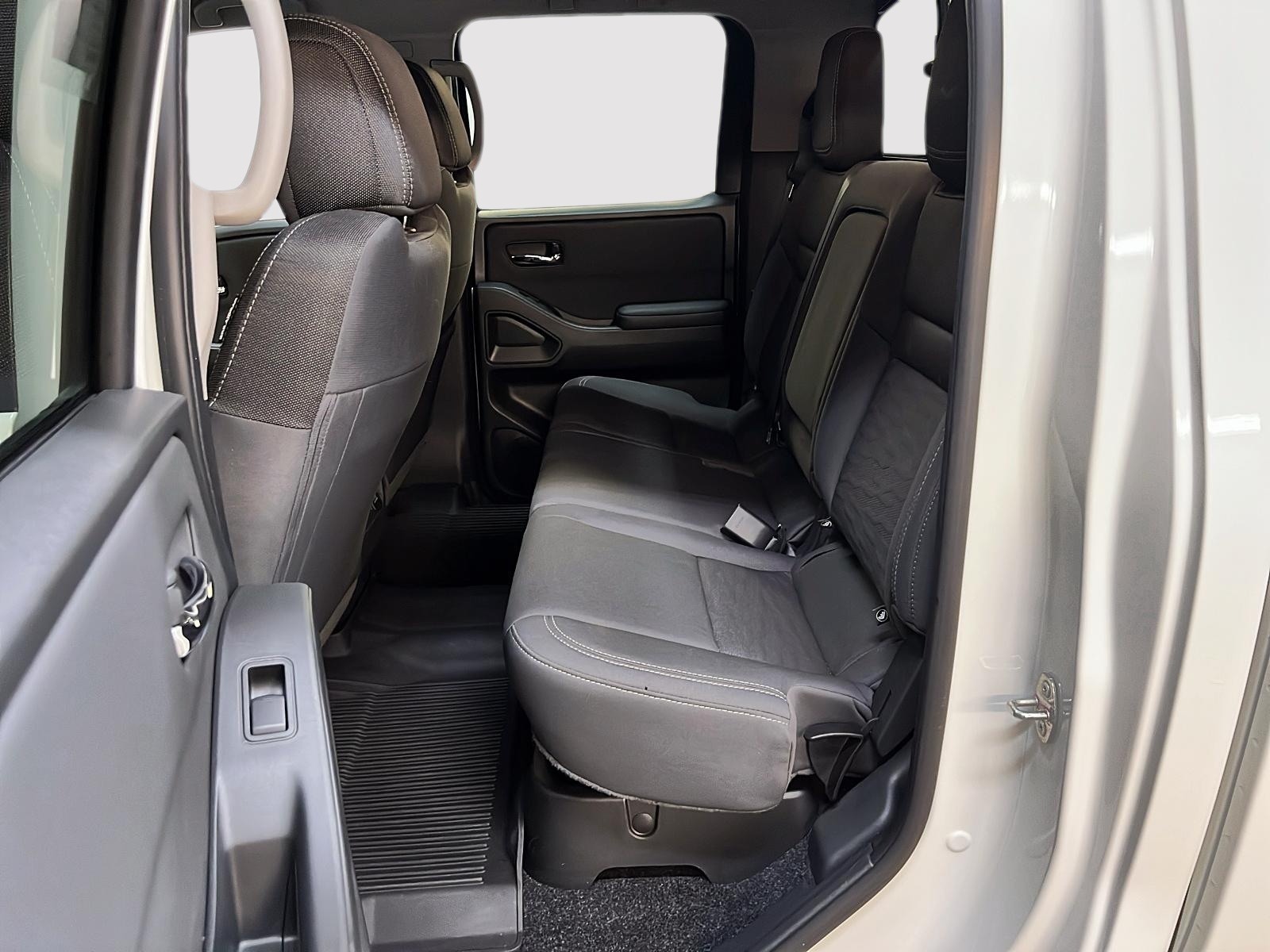 Nissan Frontier SV CREW CAB 4X4 2024 - image #9