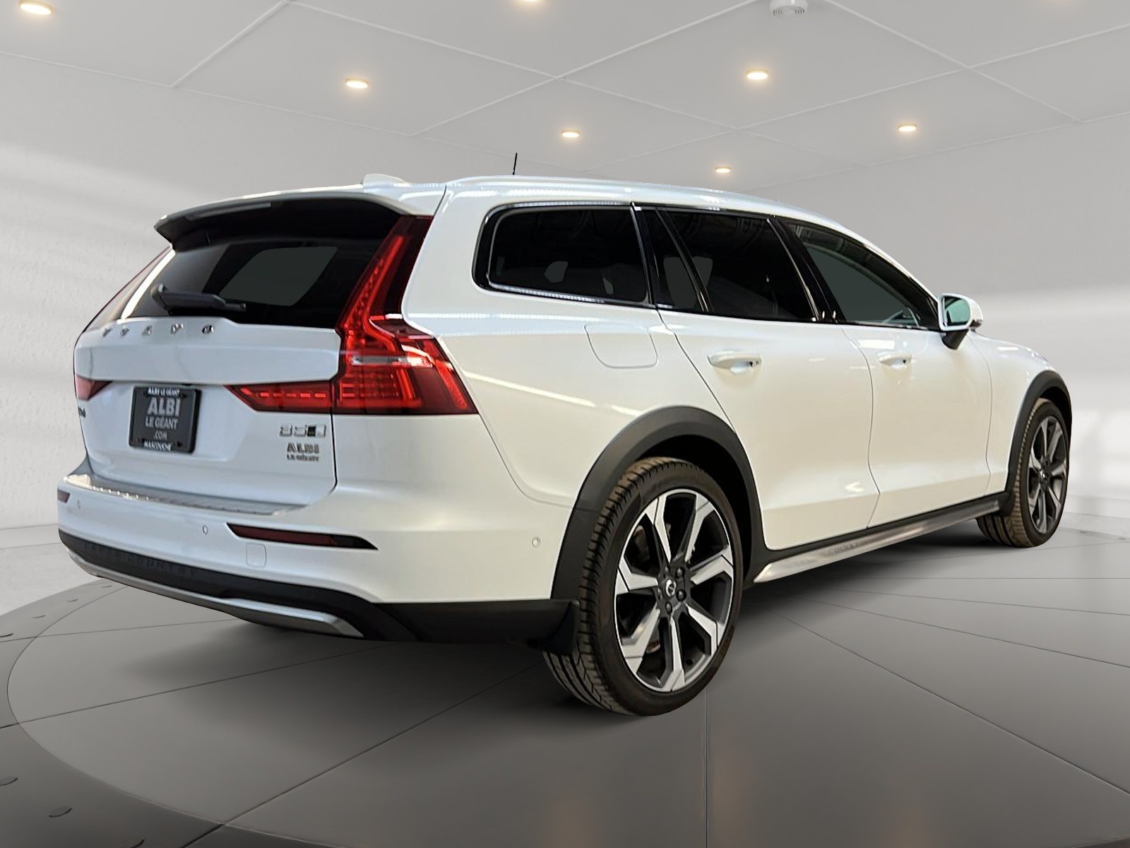 Volvo V60 B5 CROSS COUNTRY ULTIMATE CUIR TOIT PANO 4RM 2023 - image #4