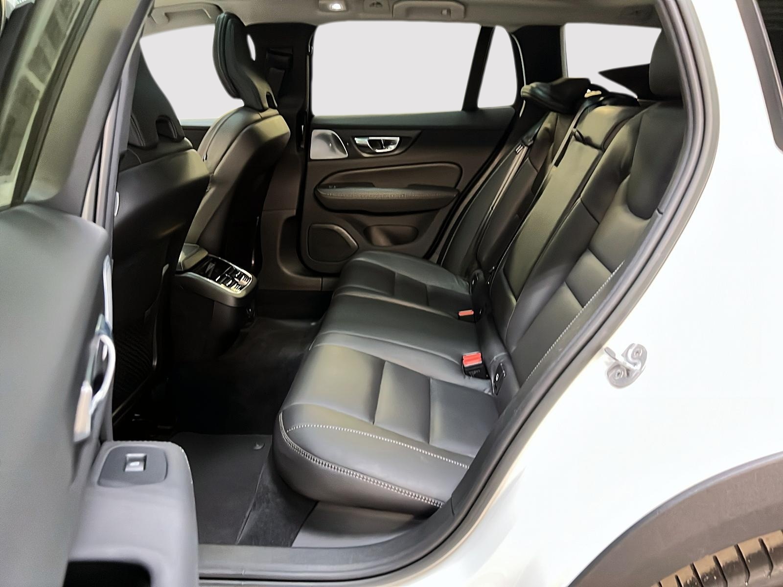 Volvo V60 B5 CROSS COUNTRY ULTIMATE CUIR TOIT PANO 4RM 2023 - image #9