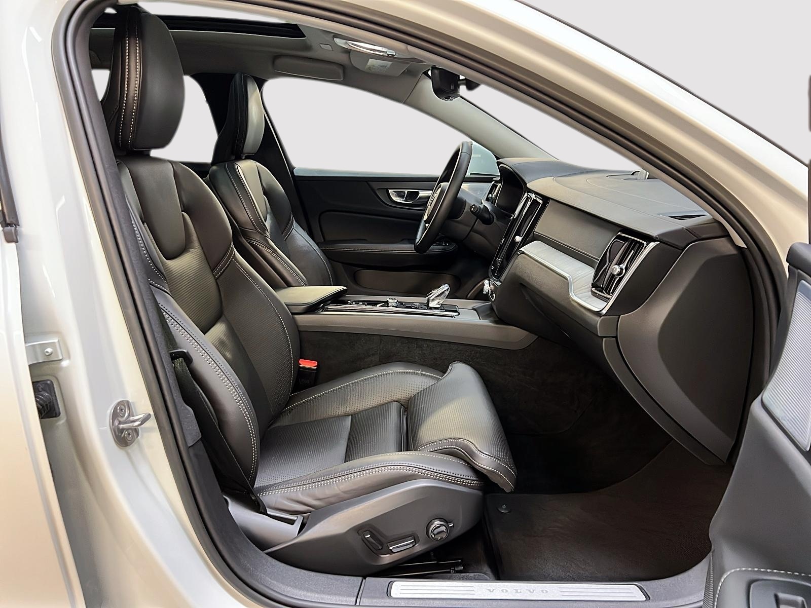 Volvo V60 B5 CROSS COUNTRY ULTIMATE CUIR TOIT PANO 4RM 2023 - image #8