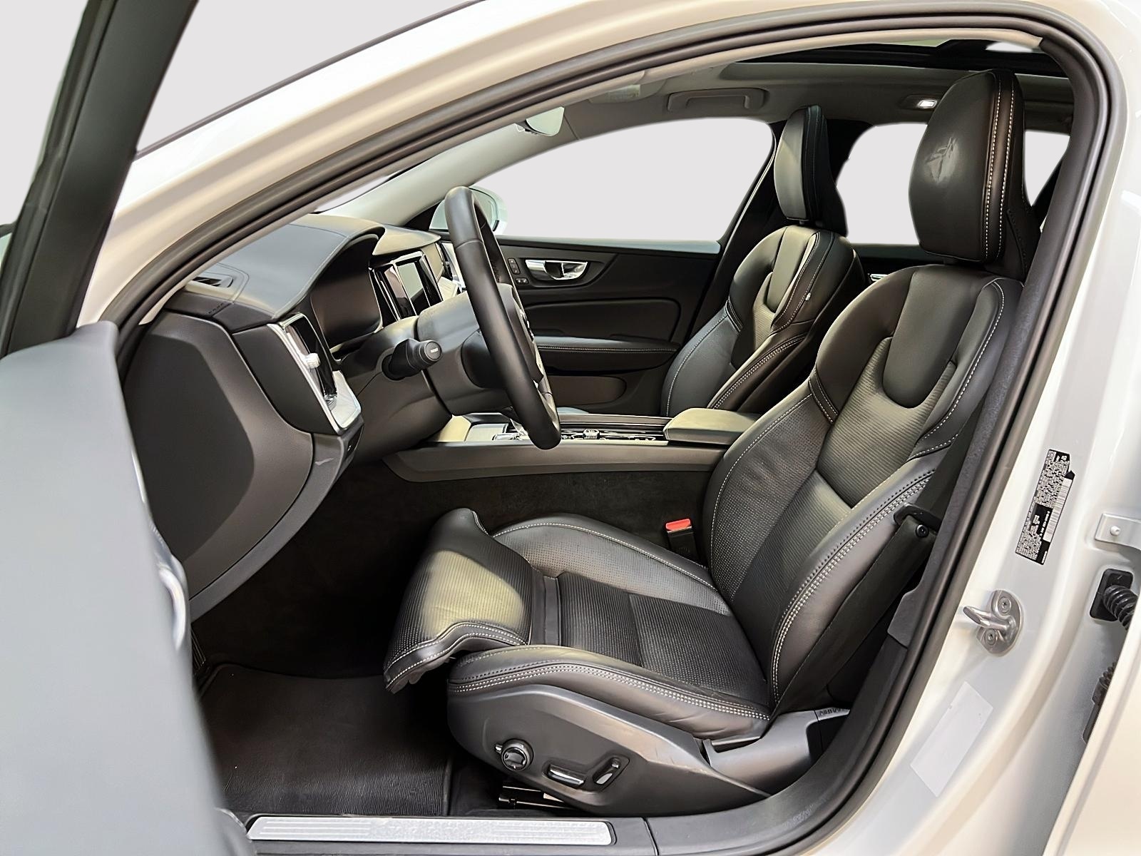 Volvo V60 B5 CROSS COUNTRY ULTIMATE CUIR TOIT PANO 4RM 2023 - image #7