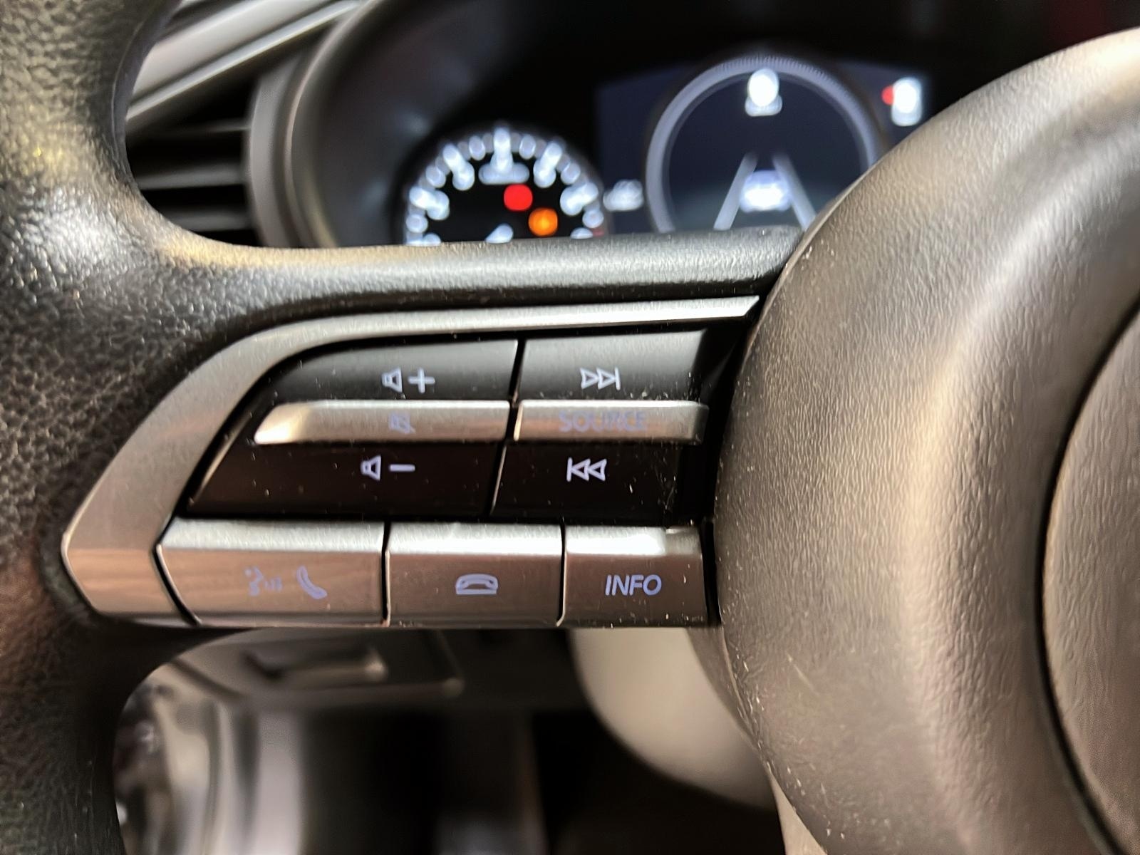 Mazda Mazda3 Sport GX 2023 - image #20