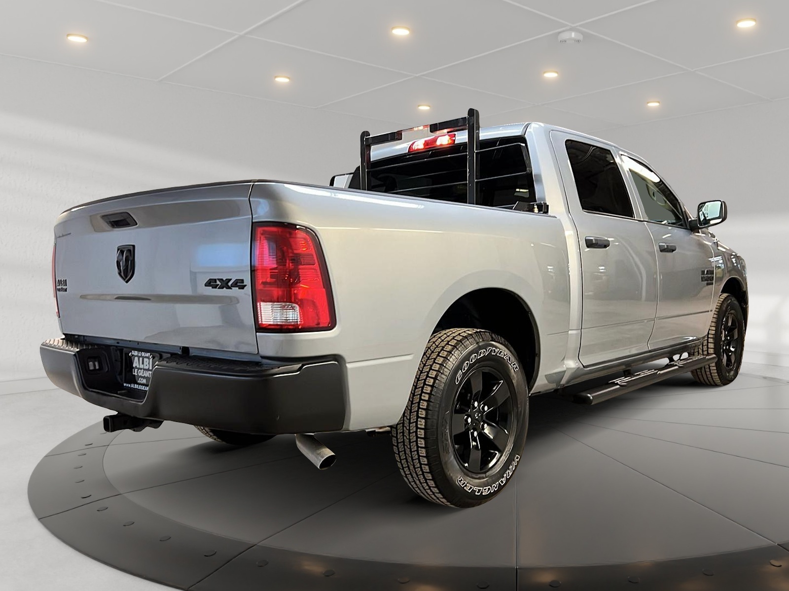 RAM 1500 Classic TRADESMAN CREW CAB 4X4 2023 - image #4