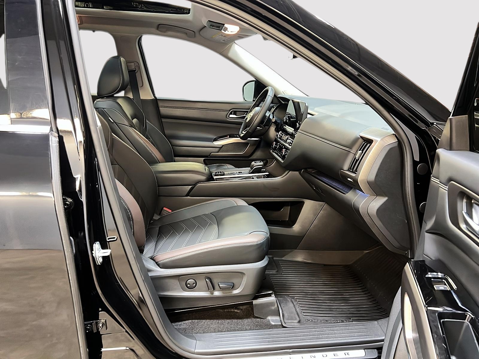 Nissan Pathfinder PLATINUM CUIR TOIT PANO NAV 4RM 2024 - image #8