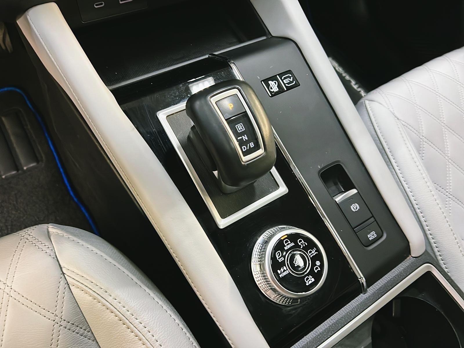 Mitsubishi Outlander SEL S PHEV CUIR TOIT PANO NAV AWC 2023 - image #16