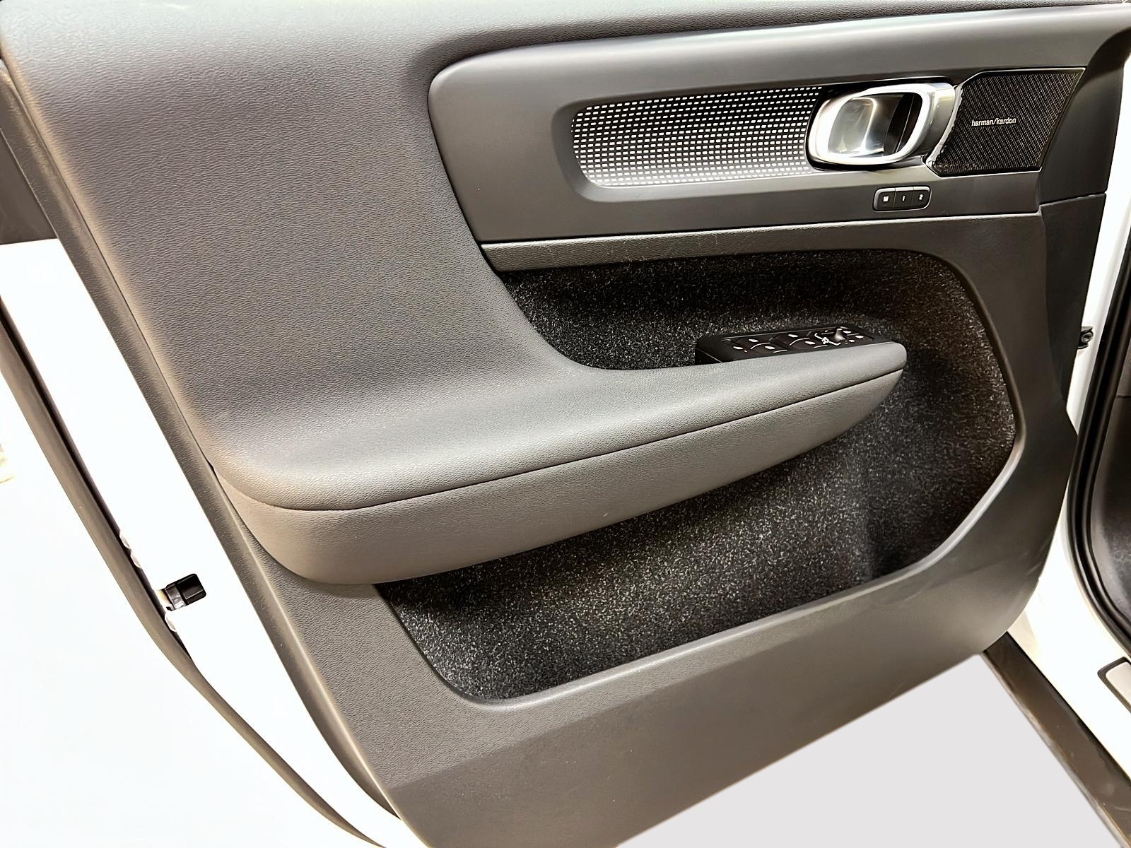 Volvo XC40 T5 R-DESIGN TOIT PANO NAV 4RM 2022 - image #25