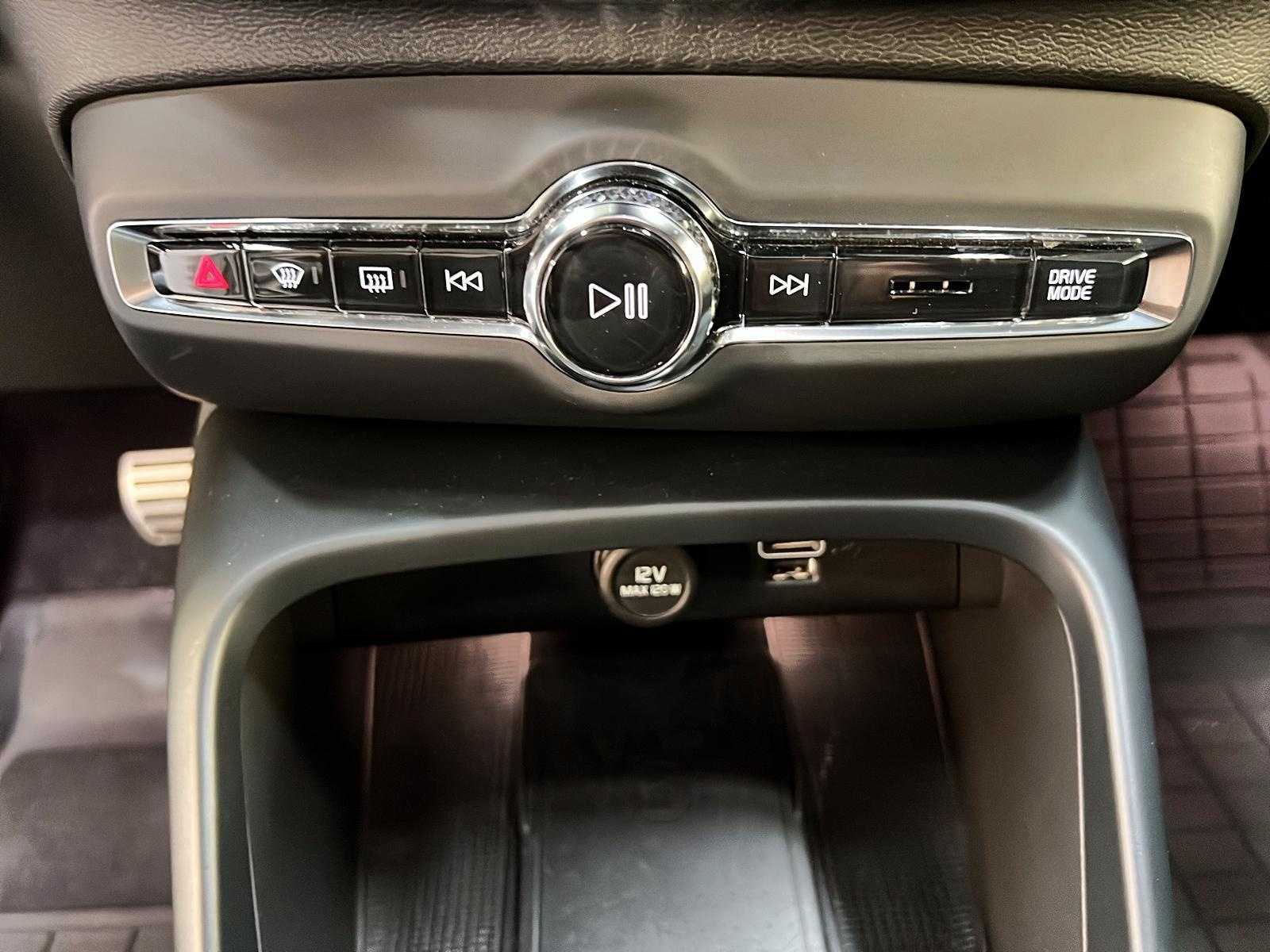 Volvo XC40 2022 - Image #16