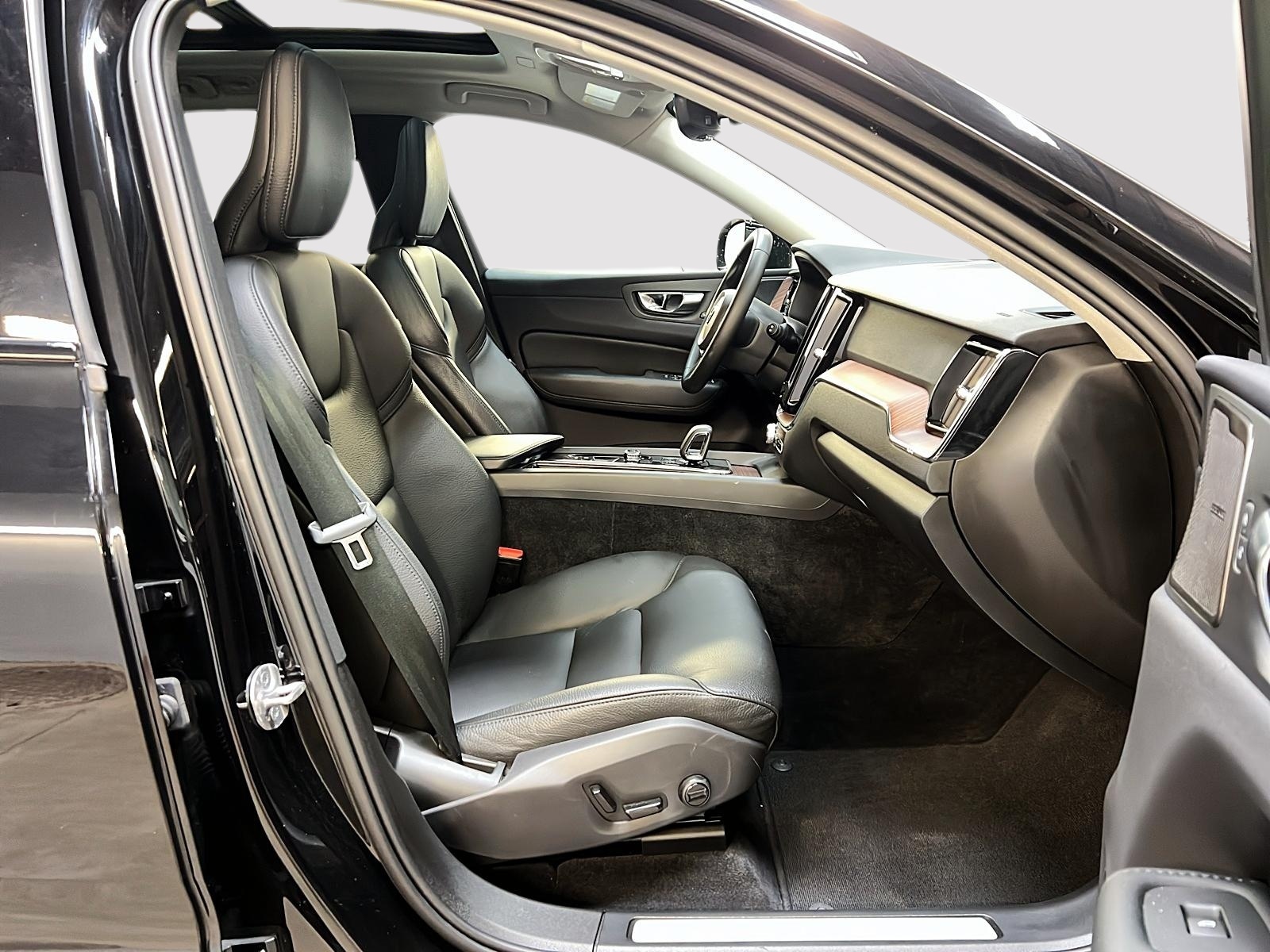 Volvo XC60 B5 PLUS DARK CUIR TOIT PANO NAV 4RM 2024 - image #8