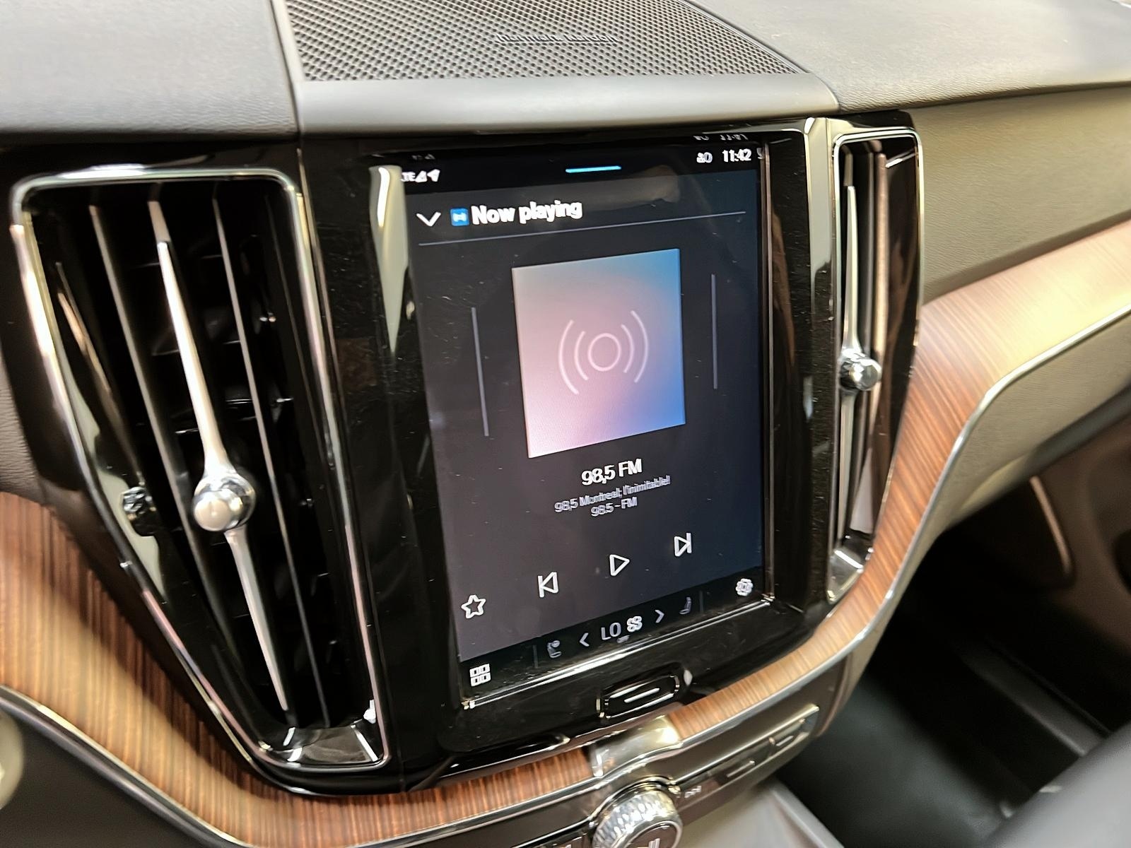 Volvo XC60 B5 PLUS DARK CUIR TOIT PANO NAV 4RM 2024 - image #18