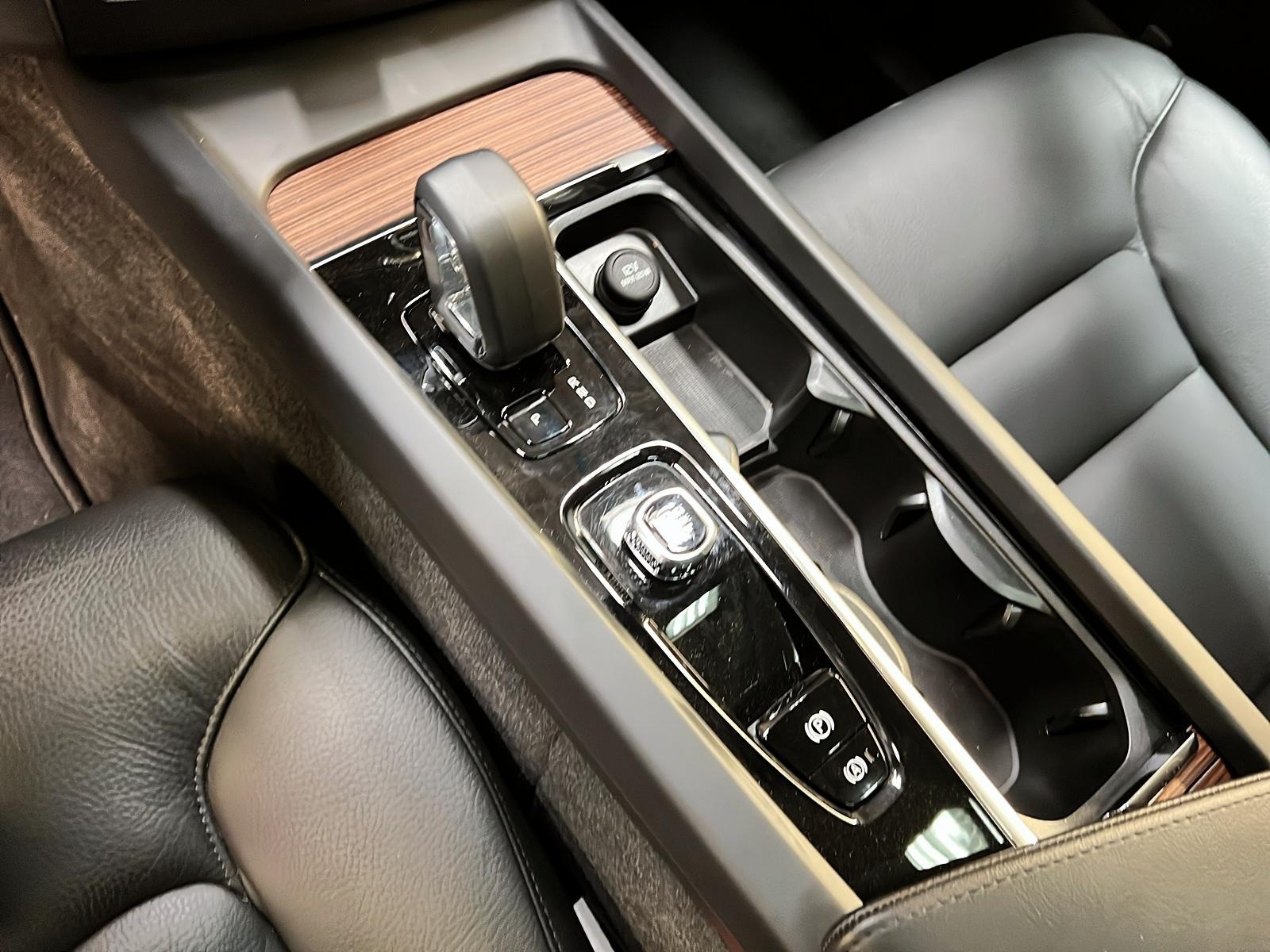 Volvo XC60 B5 PLUS DARK CUIR TOIT PANO NAV 4RM 2024 - image #16