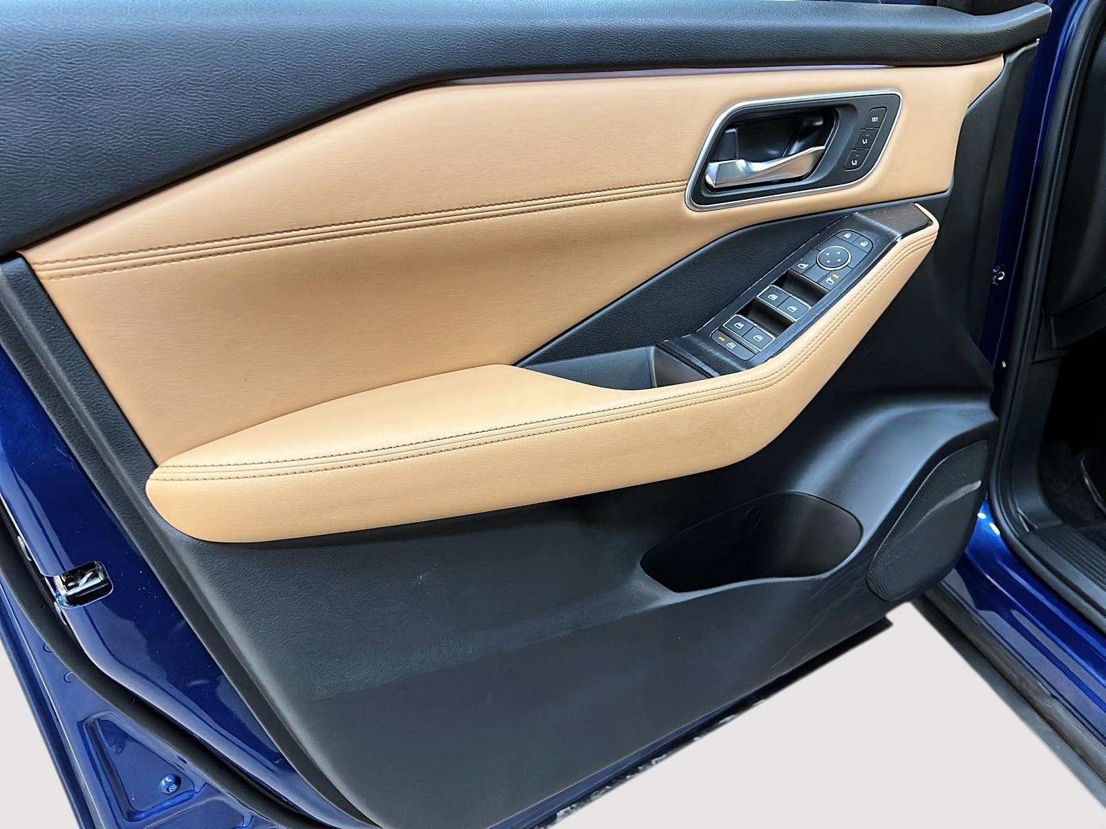 Nissan Rogue PLATINUM CUIR TOIT PANO NAV 4RM 2023 - image #26